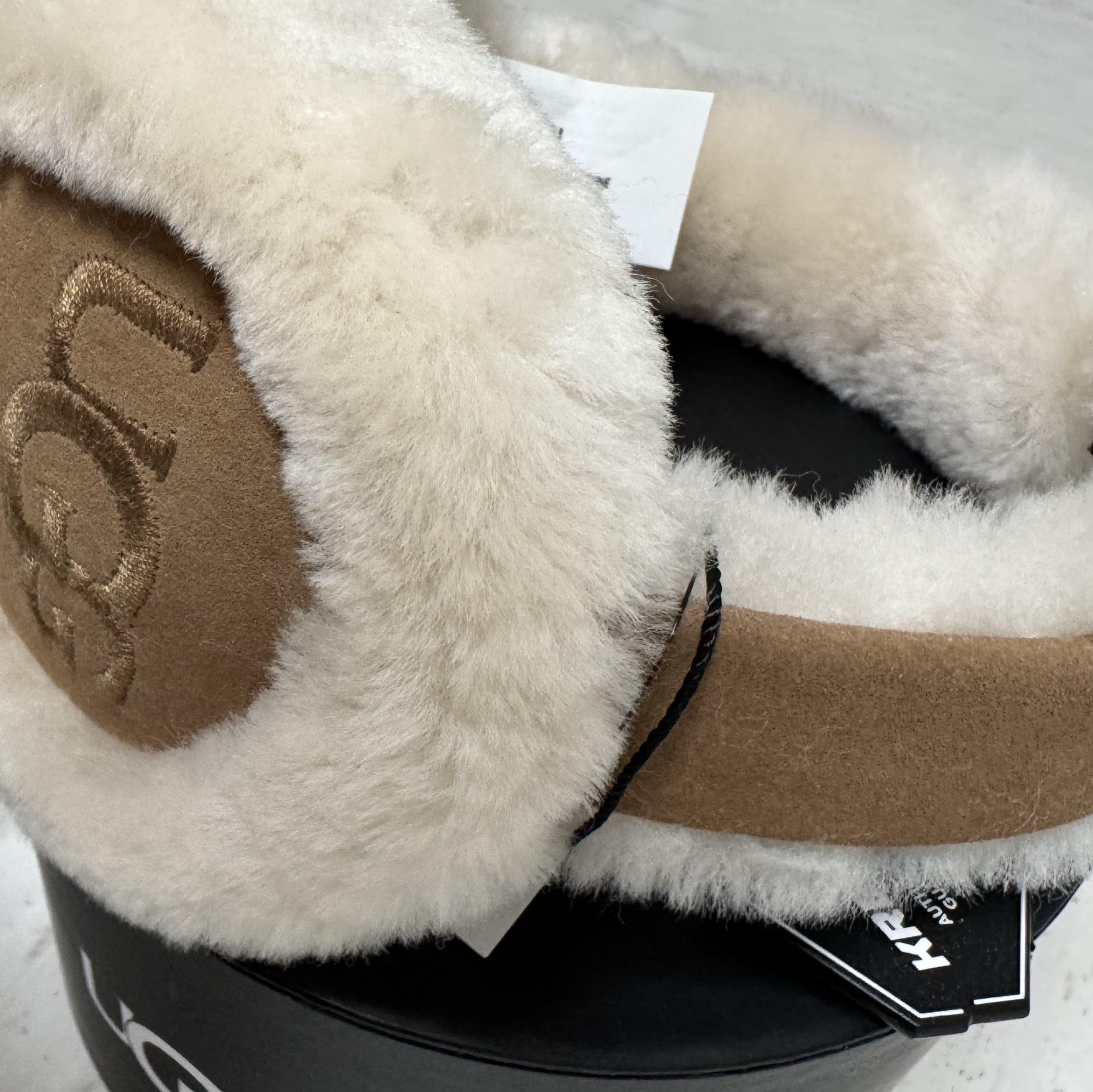 (W) UGG Embroidered Logo Earmuff Chestnut 착용 스타일