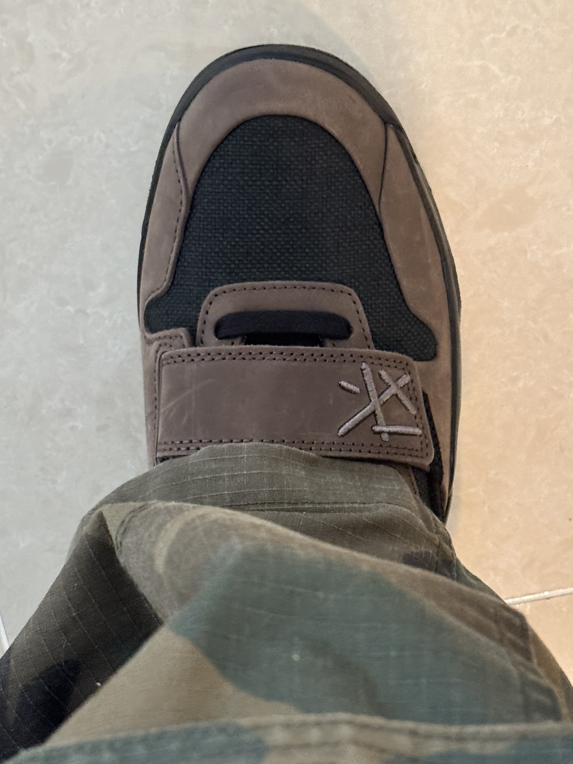 Jordan x Travis Scott Jumpman Jack TR Black and Dark Mocha 착용 스타일 - 3
