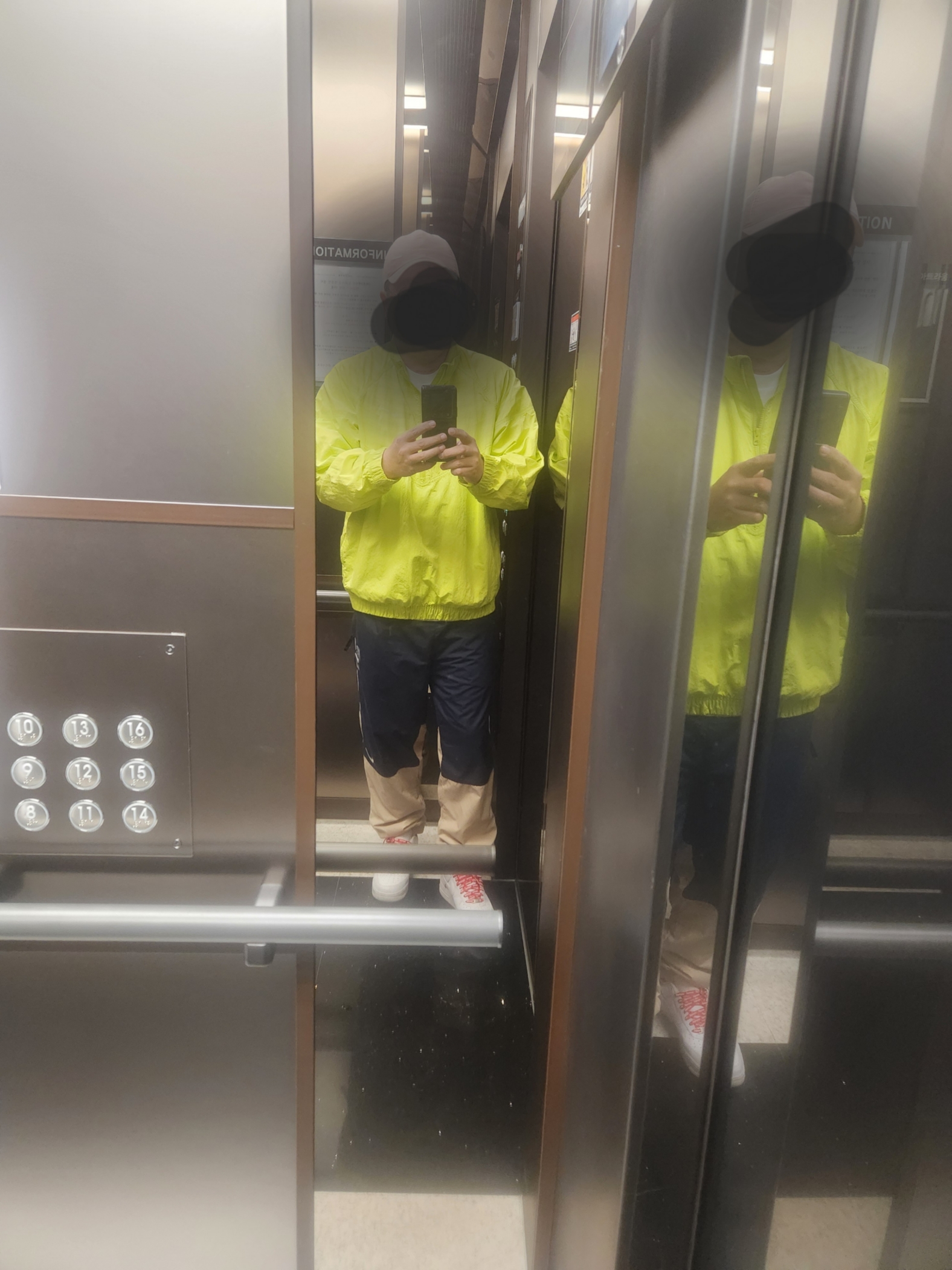 Supreme x The North Face Split Nuptse Jacket Tan - 24SS, Stone Island 31303 Stretch Cotton Tela Paracadute Cargo Pants Black - 22SS 착용 스타일 - 2