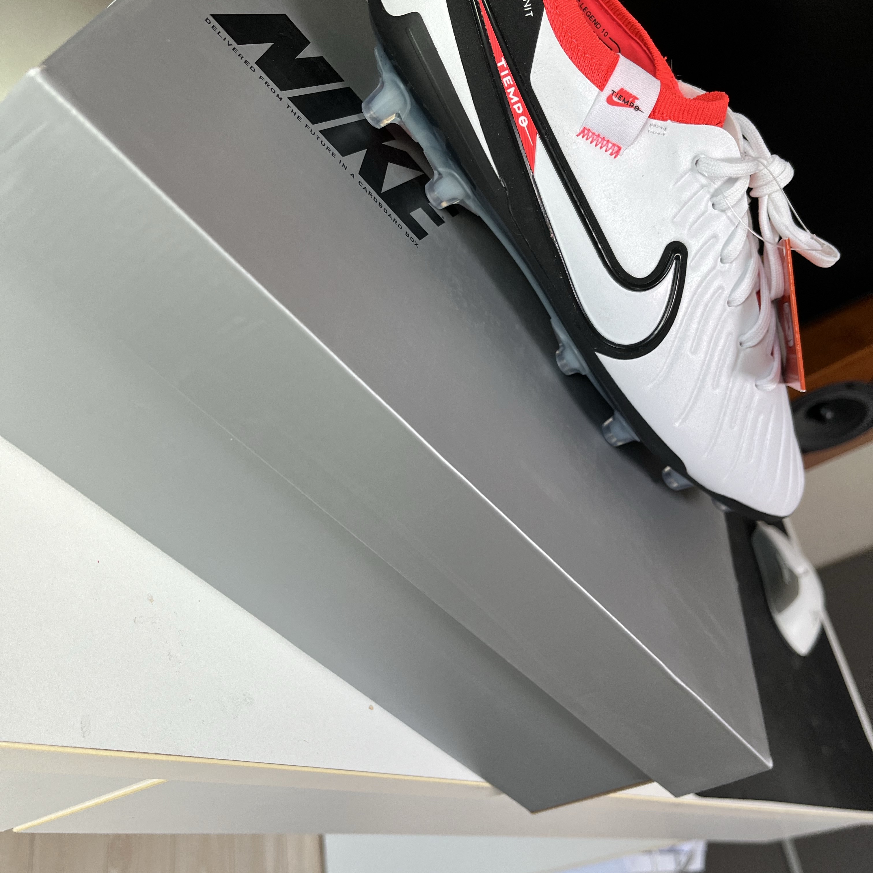 Nike Tiempo Legend 10 Elite AG White Bright Crimson 착용 스타일