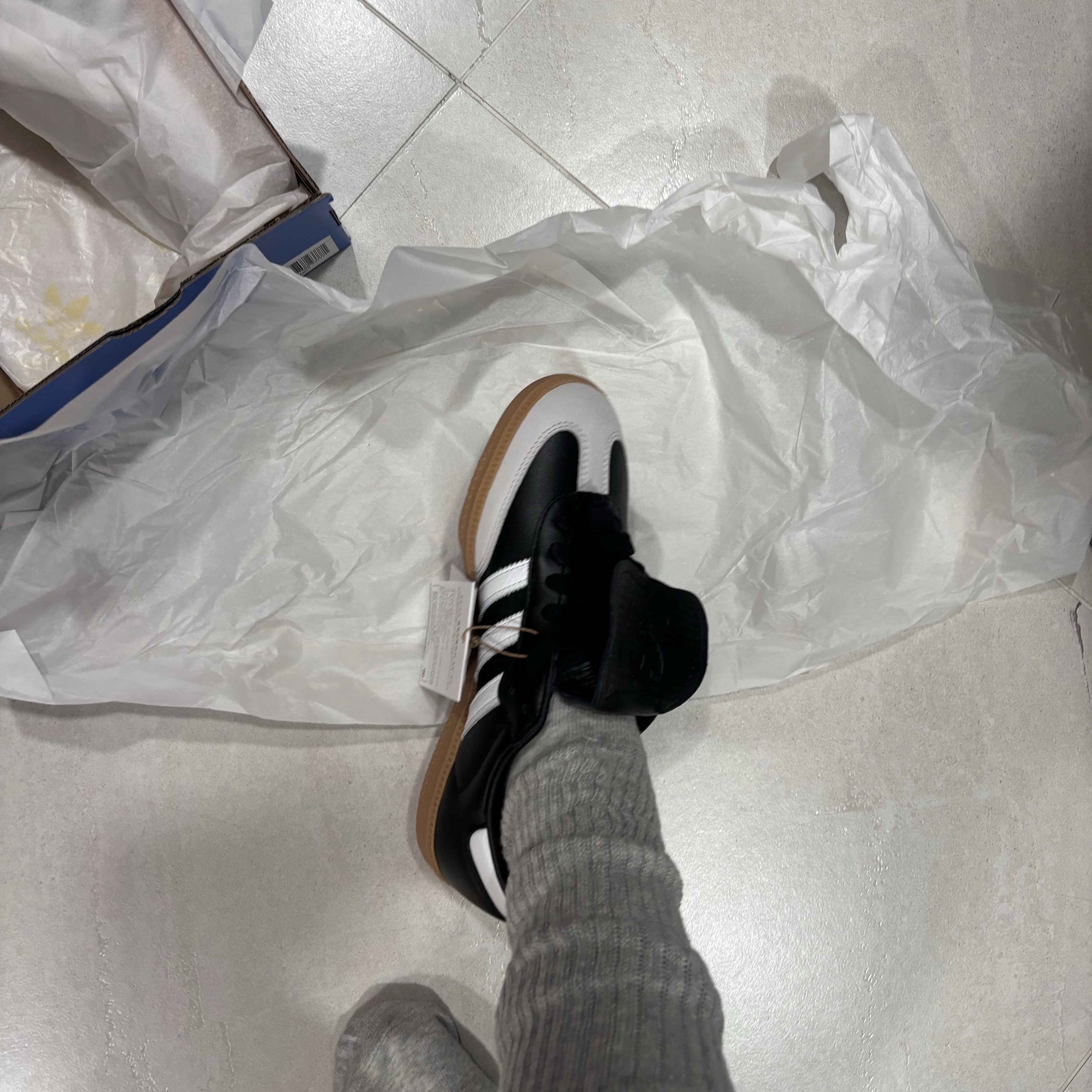 (W) Adidas Samba LT Core Black Cloud White Gold Metallic 착용 스타일