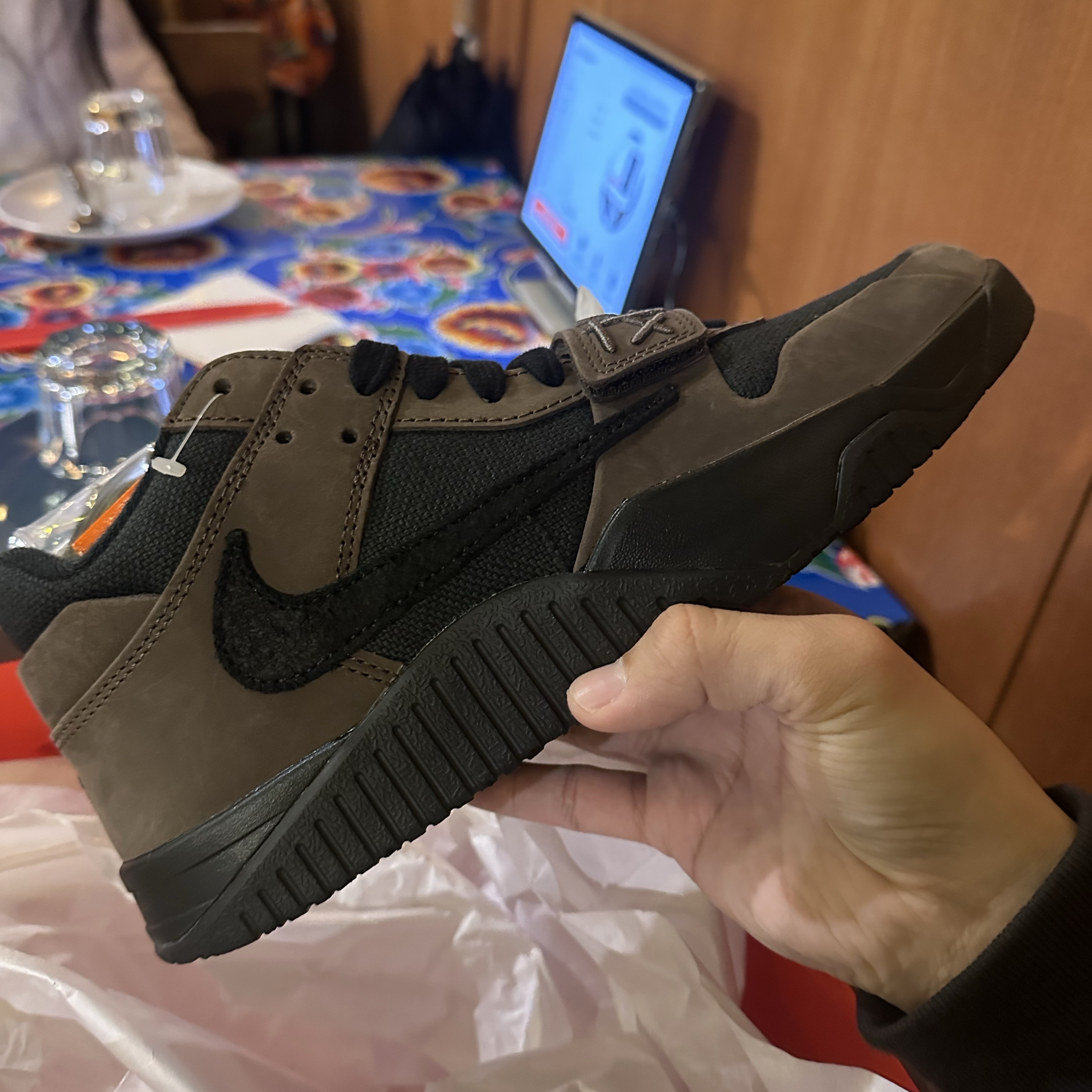 Jordan x Travis Scott Jumpman Jack TR Black and Dark Mocha 착용 스타일 - 1