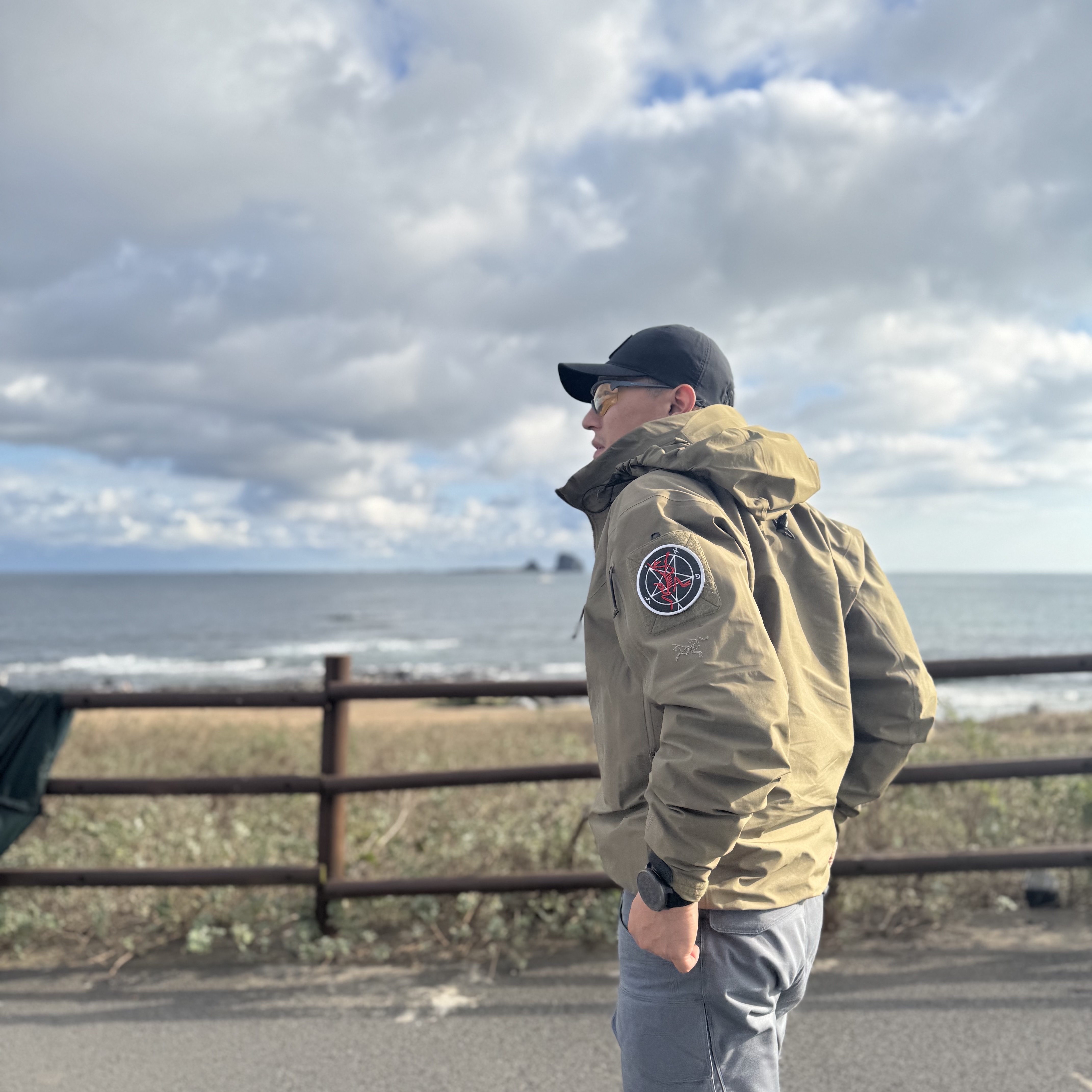Arc'teryx LEAF Alpha Jacket Gen 2.2 Crocodile, (W) Arc'teryx All Smiles Ball Cap Black 착용 스타일
