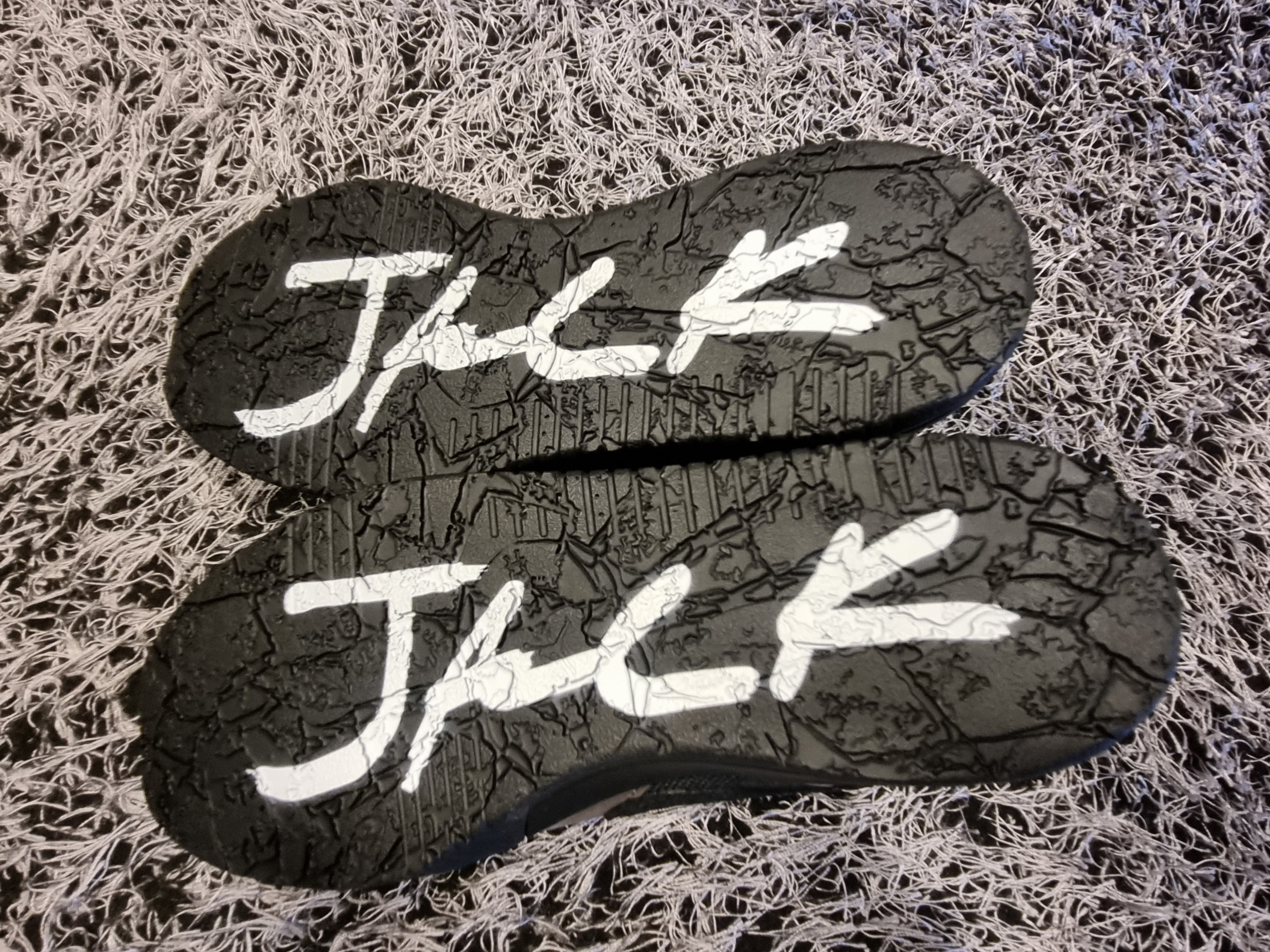 Jordan x Travis Scott Jumpman Jack TR Black and Dark Mocha 착용 스타일 - 5