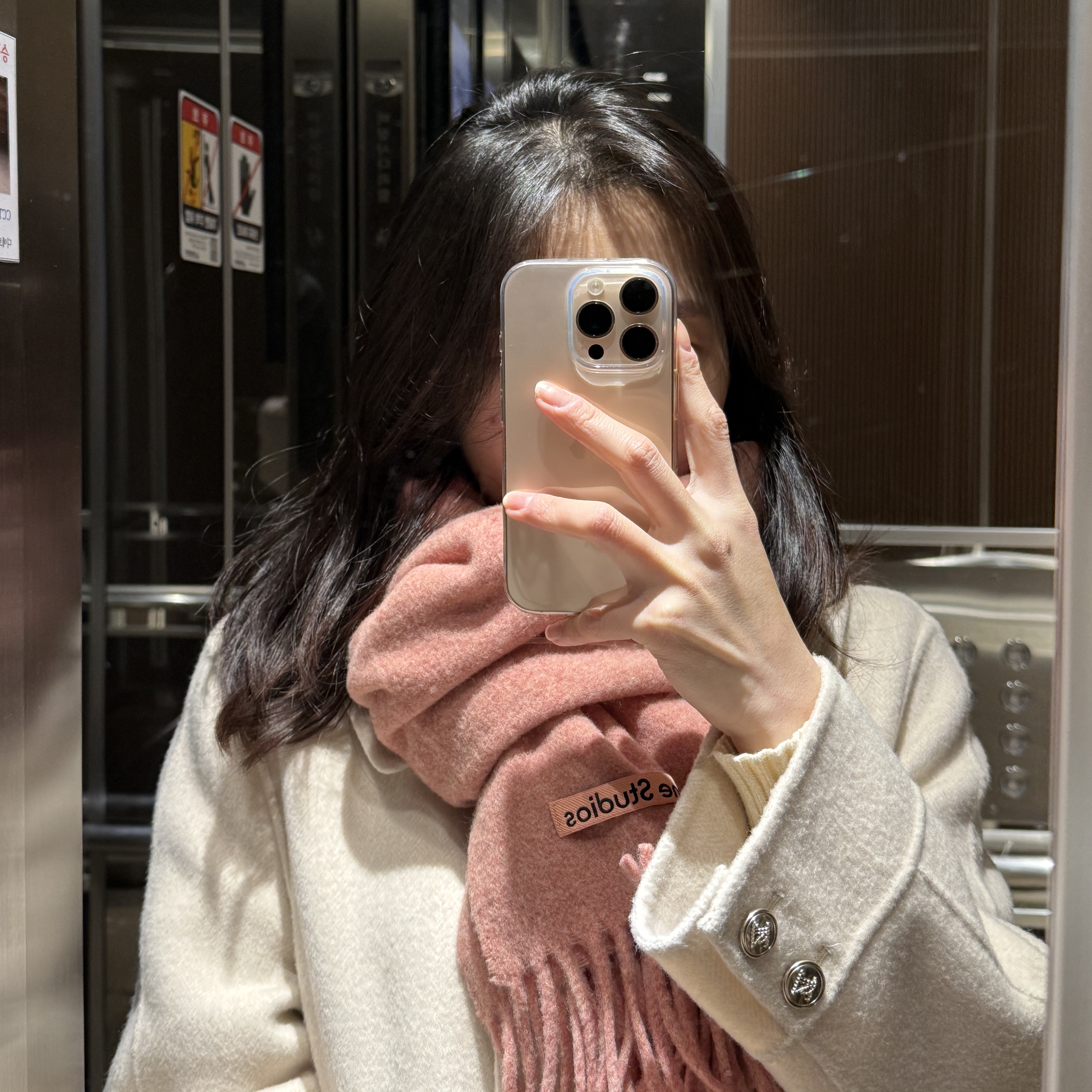 Acne Studios Wool Fringe Muffler Rose Melange 착용 스타일 - 1