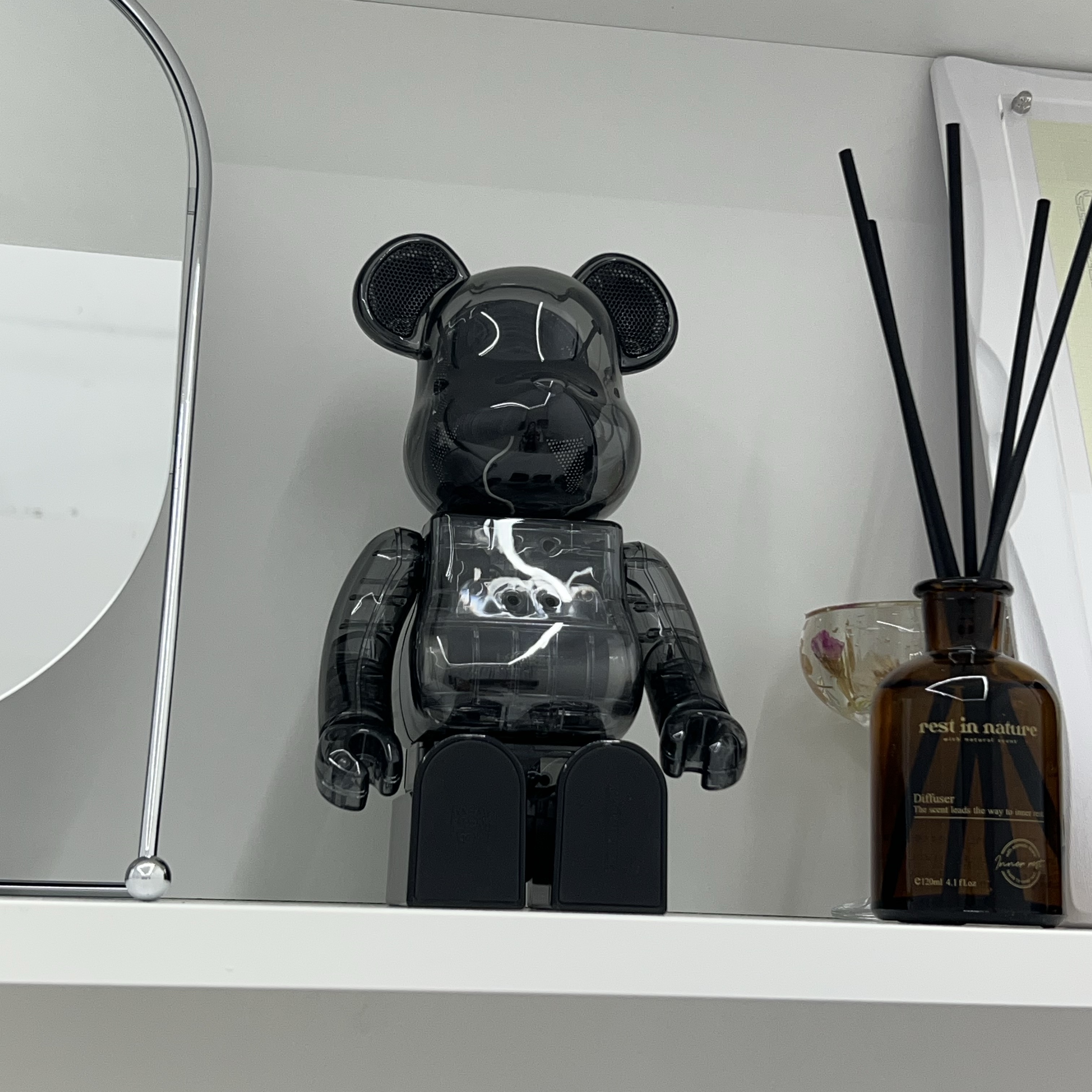 Bearbrick Audio Portable Bluetooth Speaker 400% Smoke (Korean Ver.) 착용 스타일 - 2