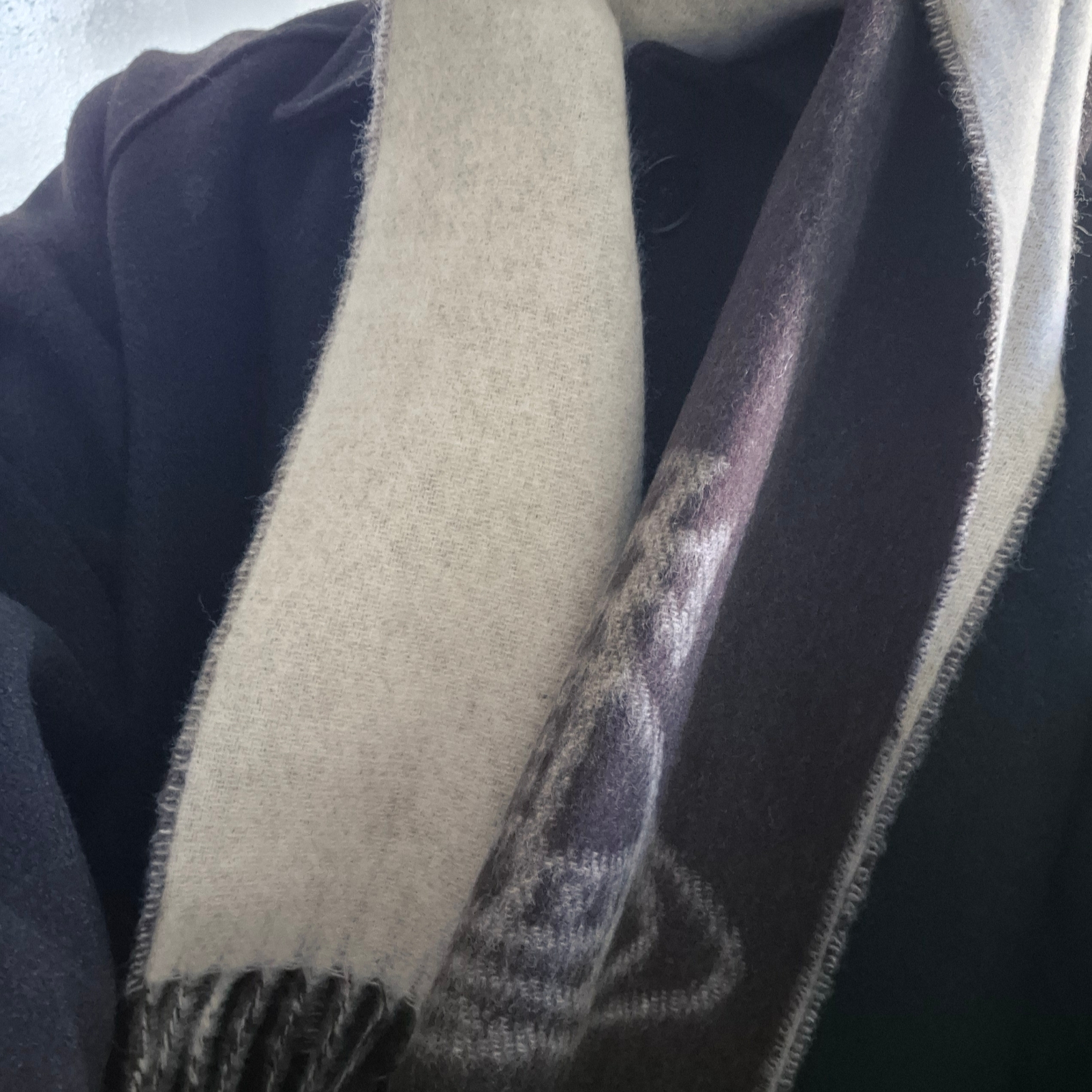 (W) Vivienne Westwood Double Logo Muffler Off White 착용 스타일 - 2