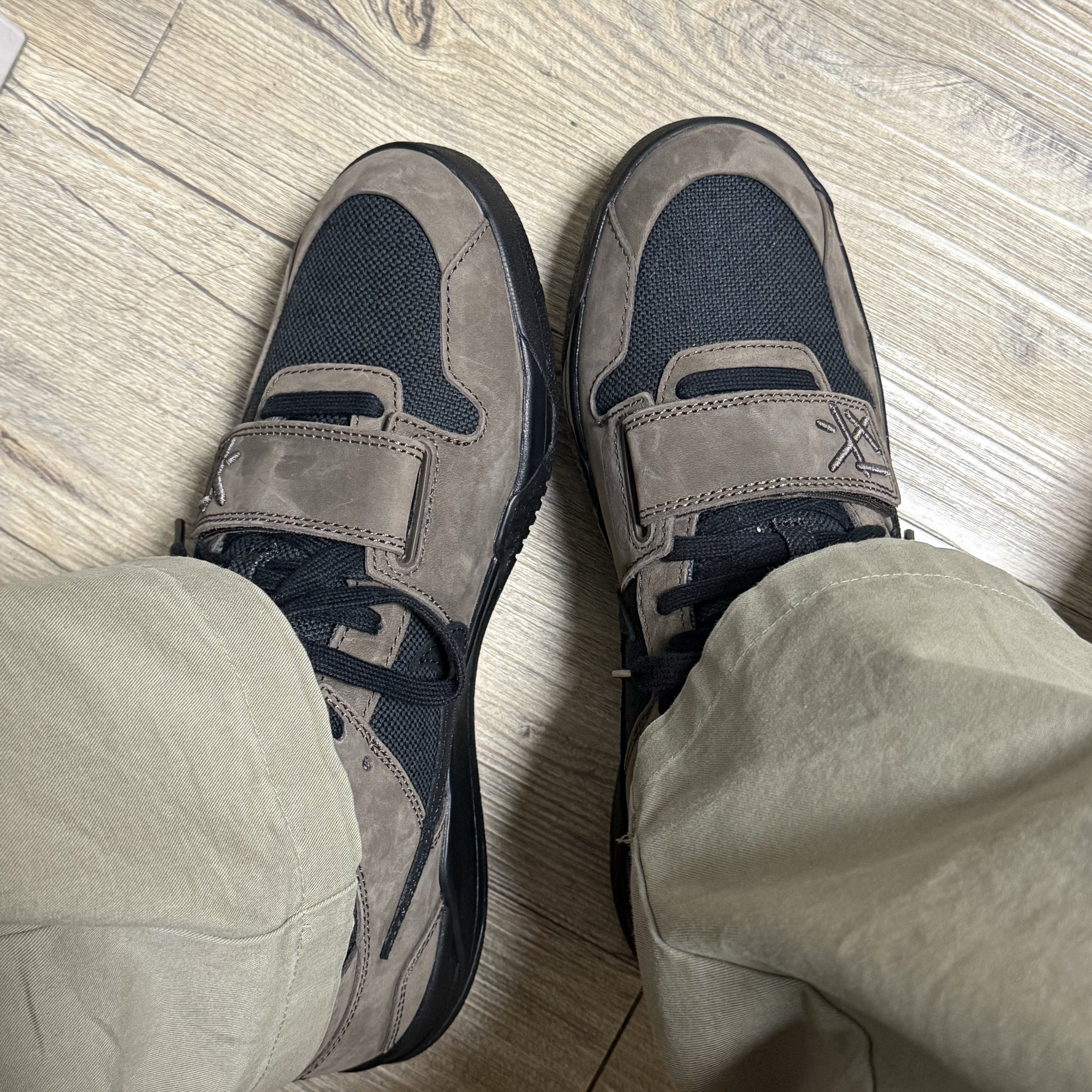 Jordan x Travis Scott Jumpman Jack TR Black and Dark Mocha 착용 스타일 - 2