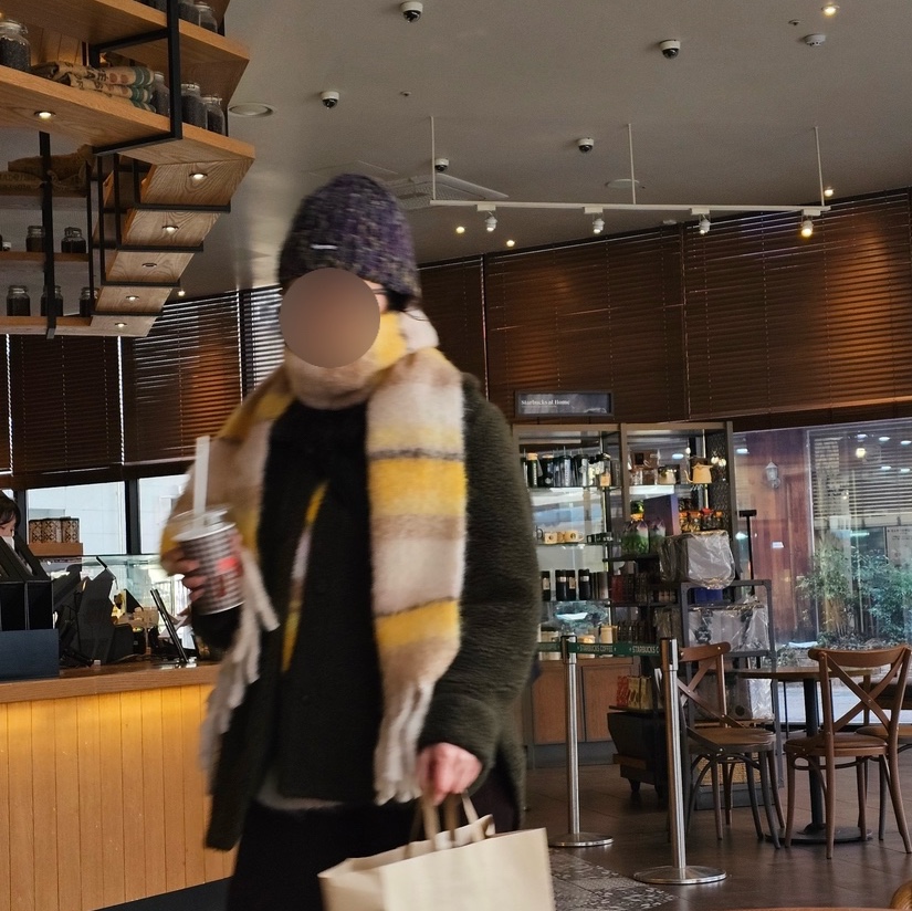 COS Oversized Mohair Blend Muffler Brown Yellow Striped 착용 스타일
