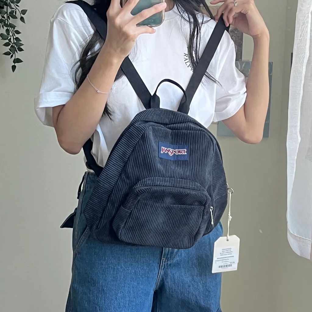 Jansport Half Pint FX Corduroy Mini Backpack Black 착용 스타일 - 1