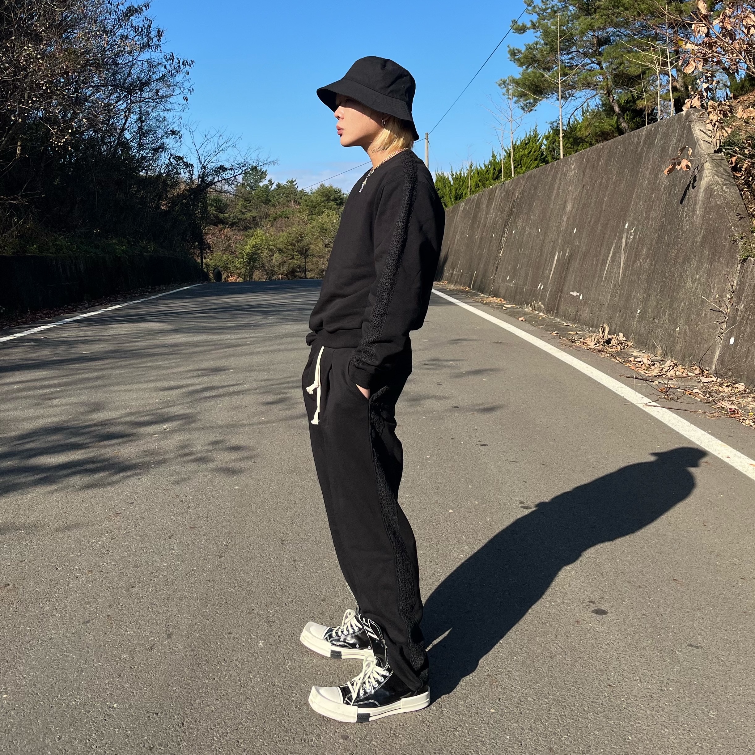 Converse x Drkshdw Turbodrk Chuck 70 Hi Black Lacquered Denim 착용 스타일 - 1