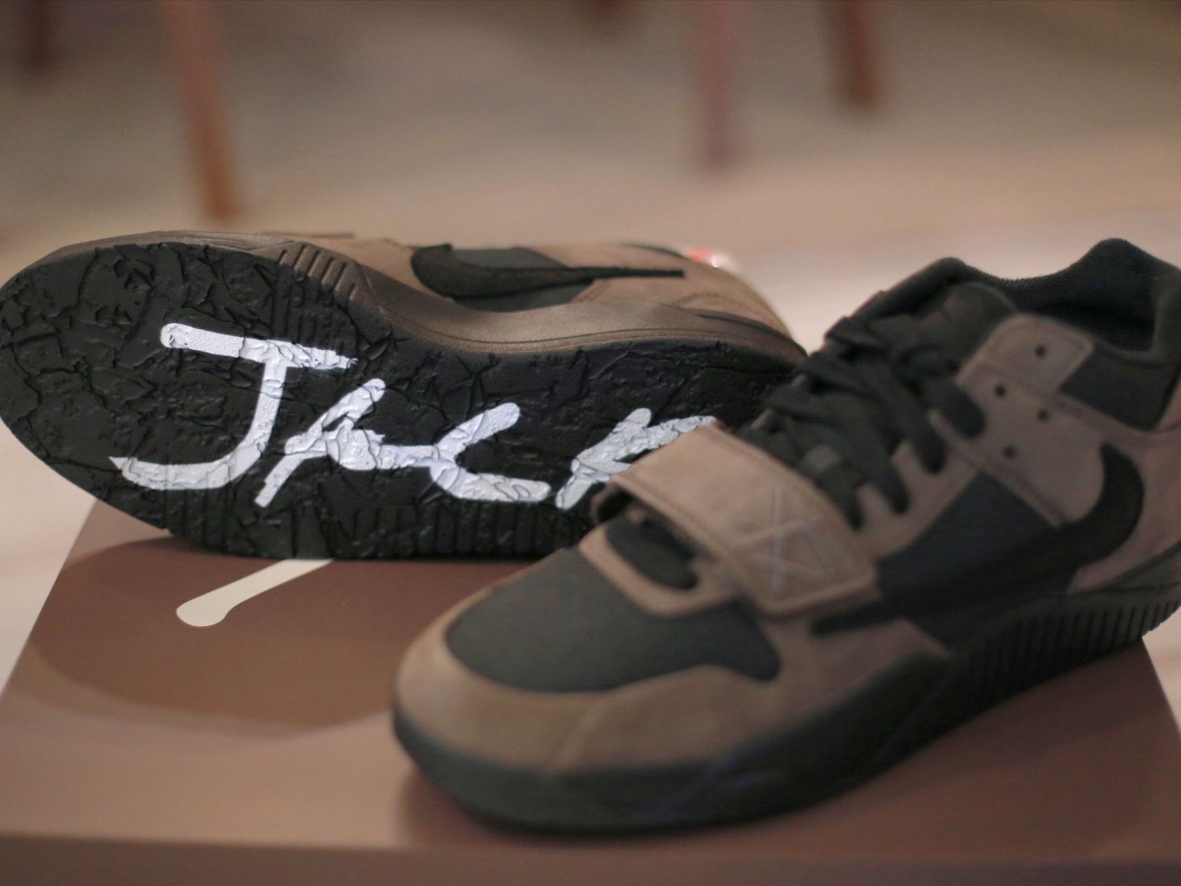Jordan x Travis Scott Jumpman Jack TR Black and Dark Mocha 착용 스타일 - 4