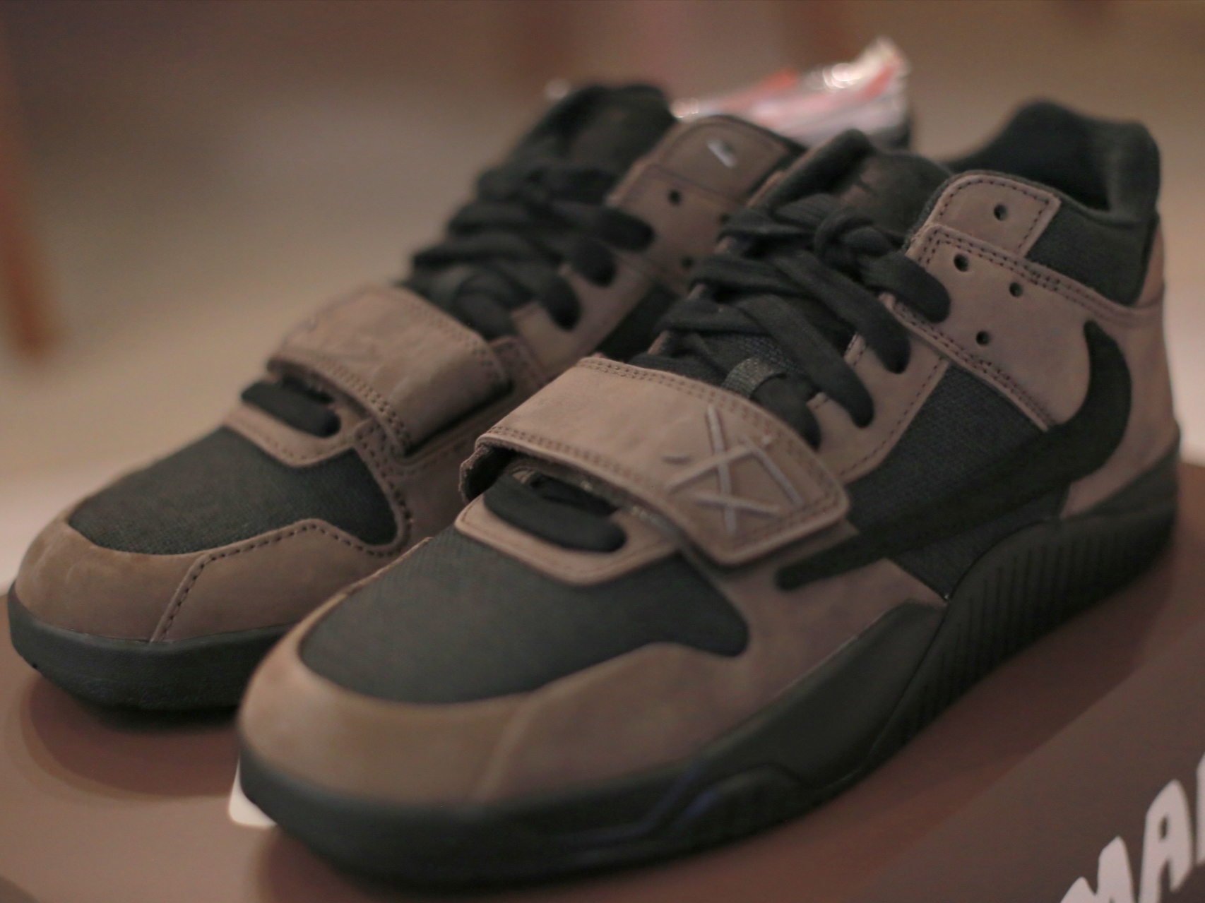 Jordan x Travis Scott Jumpman Jack TR Black and Dark Mocha 착용 스타일 - 2