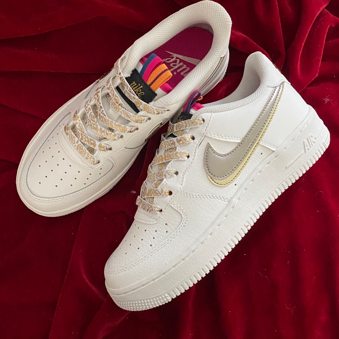 (GS) Nike Air Force 1 LV8 White Metallic Pewter 착용 스타일 - 1
