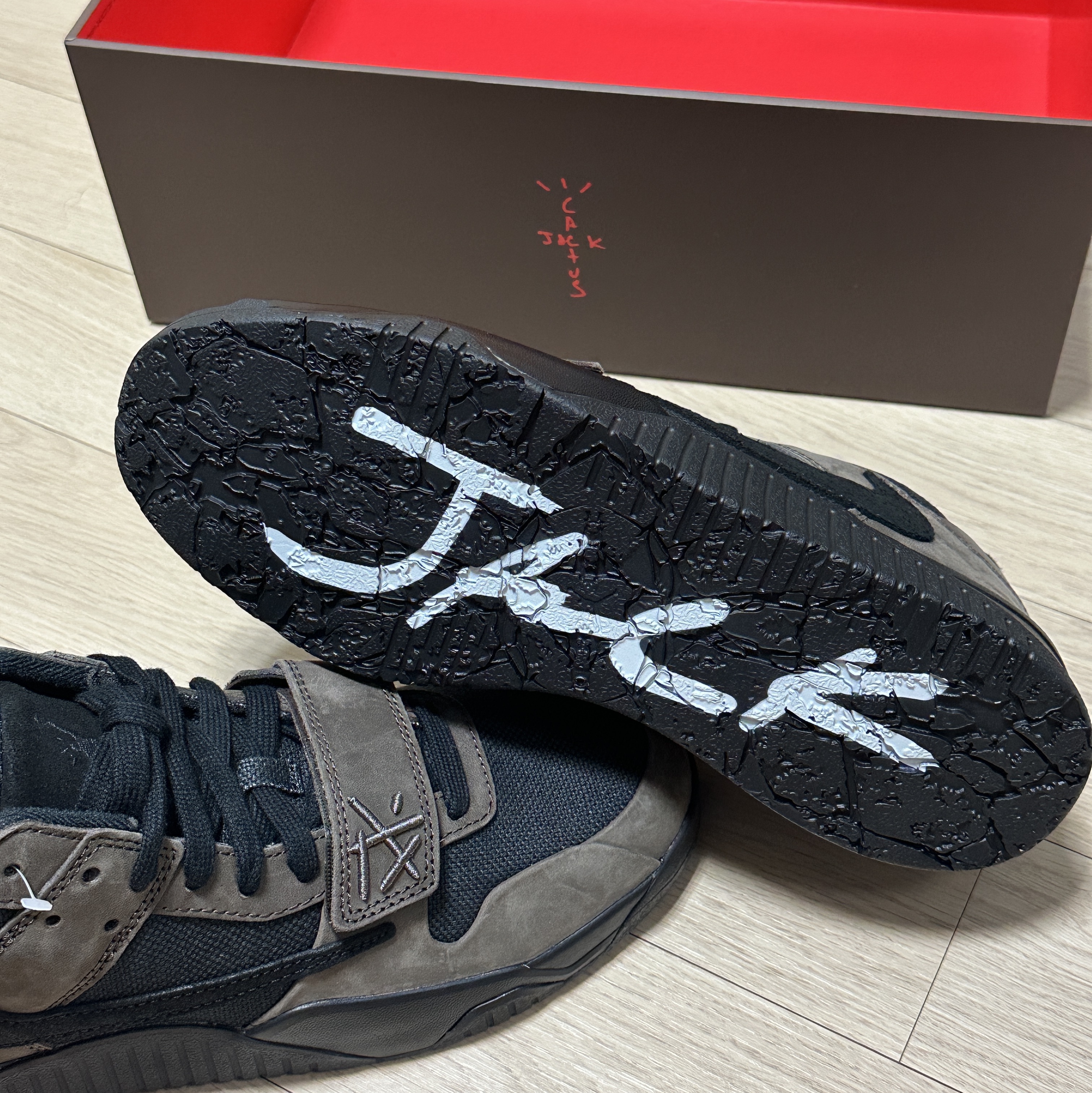 Jordan x Travis Scott Jumpman Jack TR Black and Dark Mocha 착용 스타일 - 2