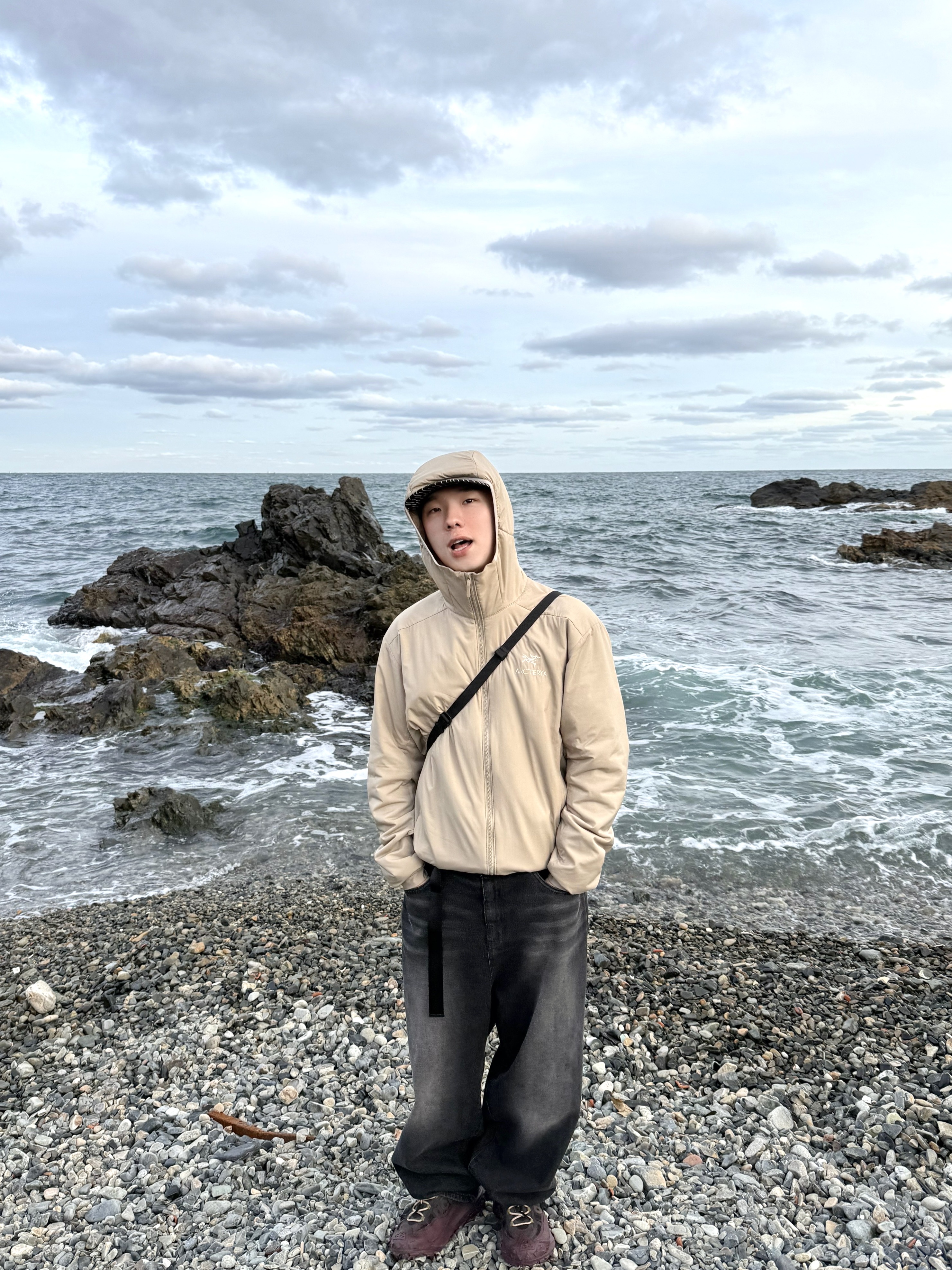 Arc'teryx Atom Hoody Smoke Bluff, Nike ACG Mountain Fly 2 Low Gore-Tex Burgundy Crush and Velvet Brown 착용 스타일 - 1
