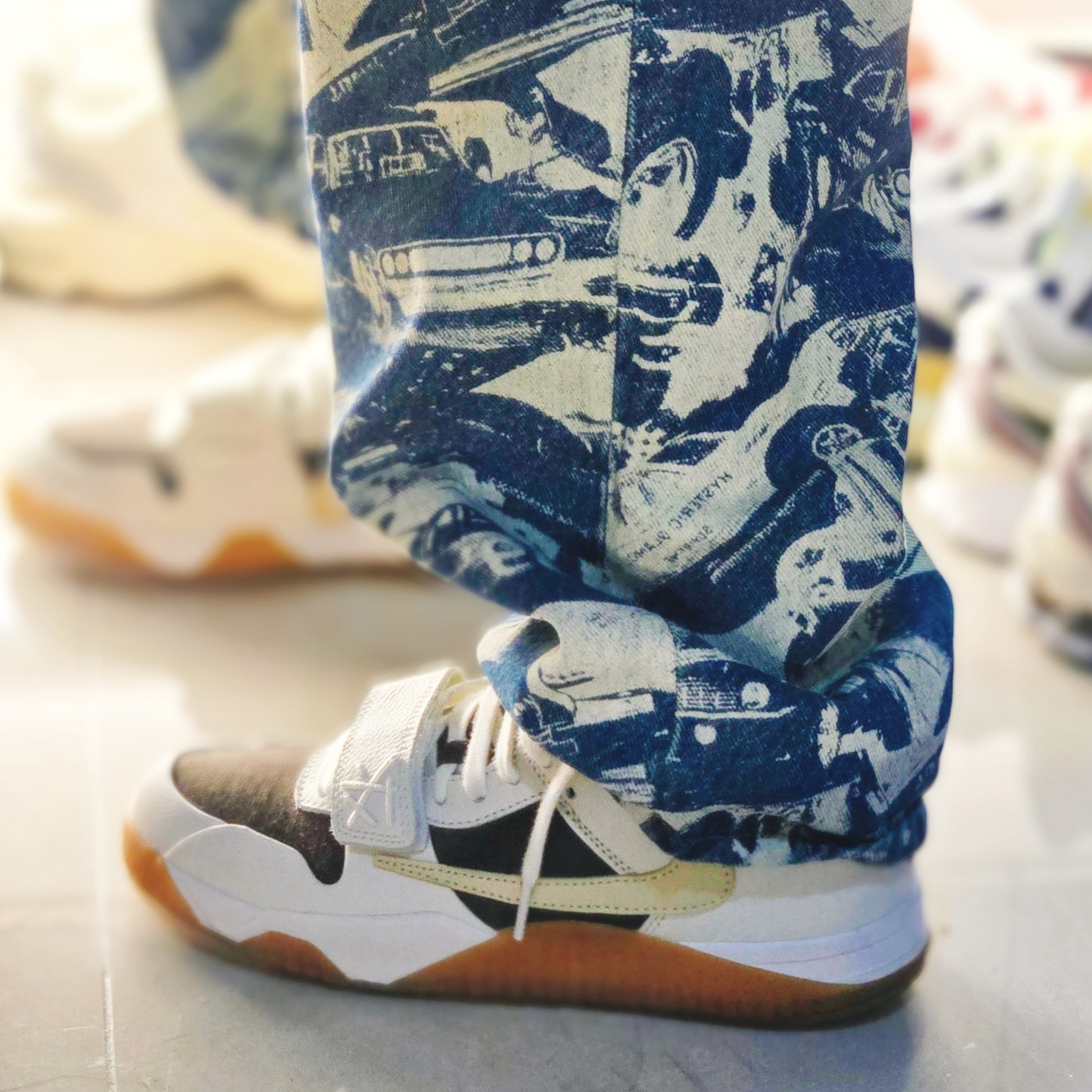 Supreme x Hysteric Glamour Cars Baggy Jean Washed Indigo - 24FW, Jordan x Travis Scott Jumpman Jack TR Sail and Dark Mocha 착용 스타일