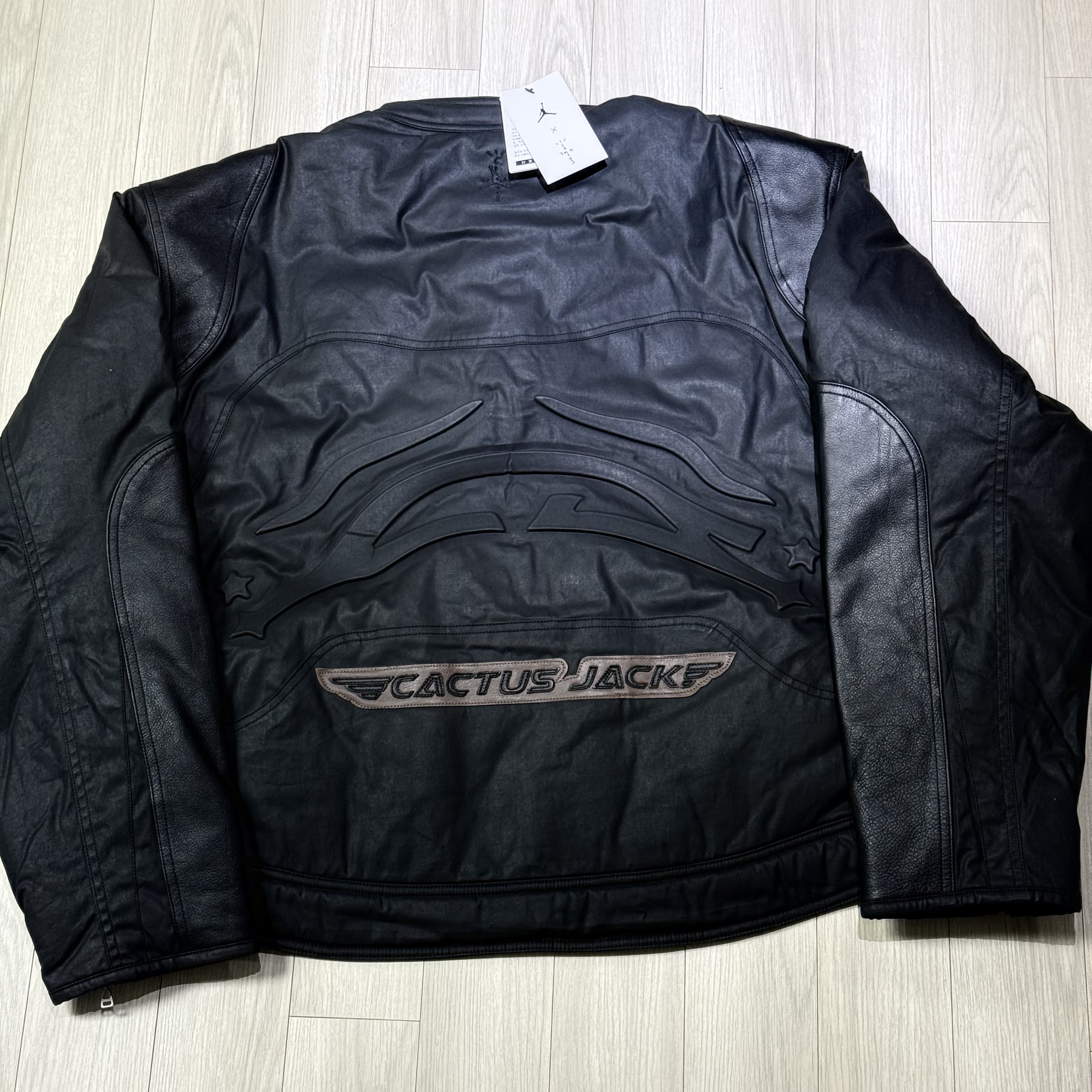 Jordan x Travis Scott Waxed Jacket Black (DZ5474-010) 착용 스타일 - 2