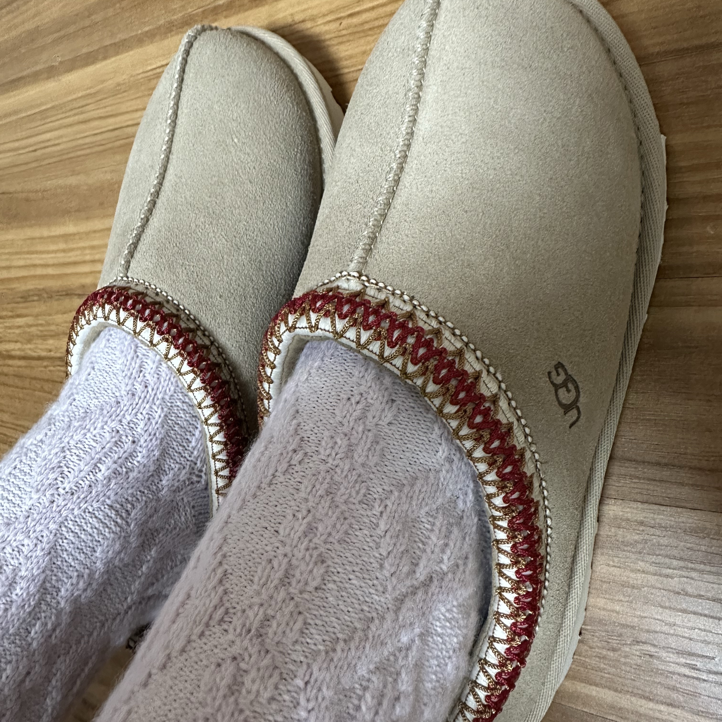 (W) UGG Tasman Slipper Sand Dark Cherry 착용 스타일 - 2