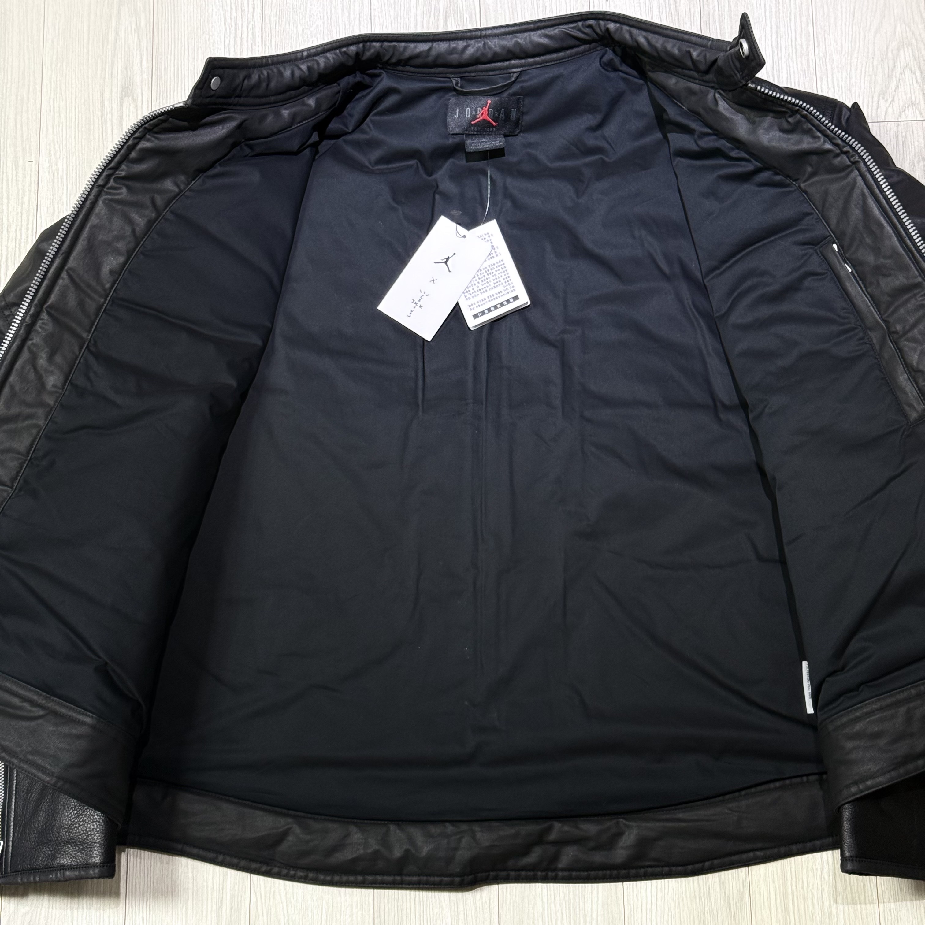 Jordan x Travis Scott Waxed Jacket Black (DZ5474-010) 착용 스타일 - 3