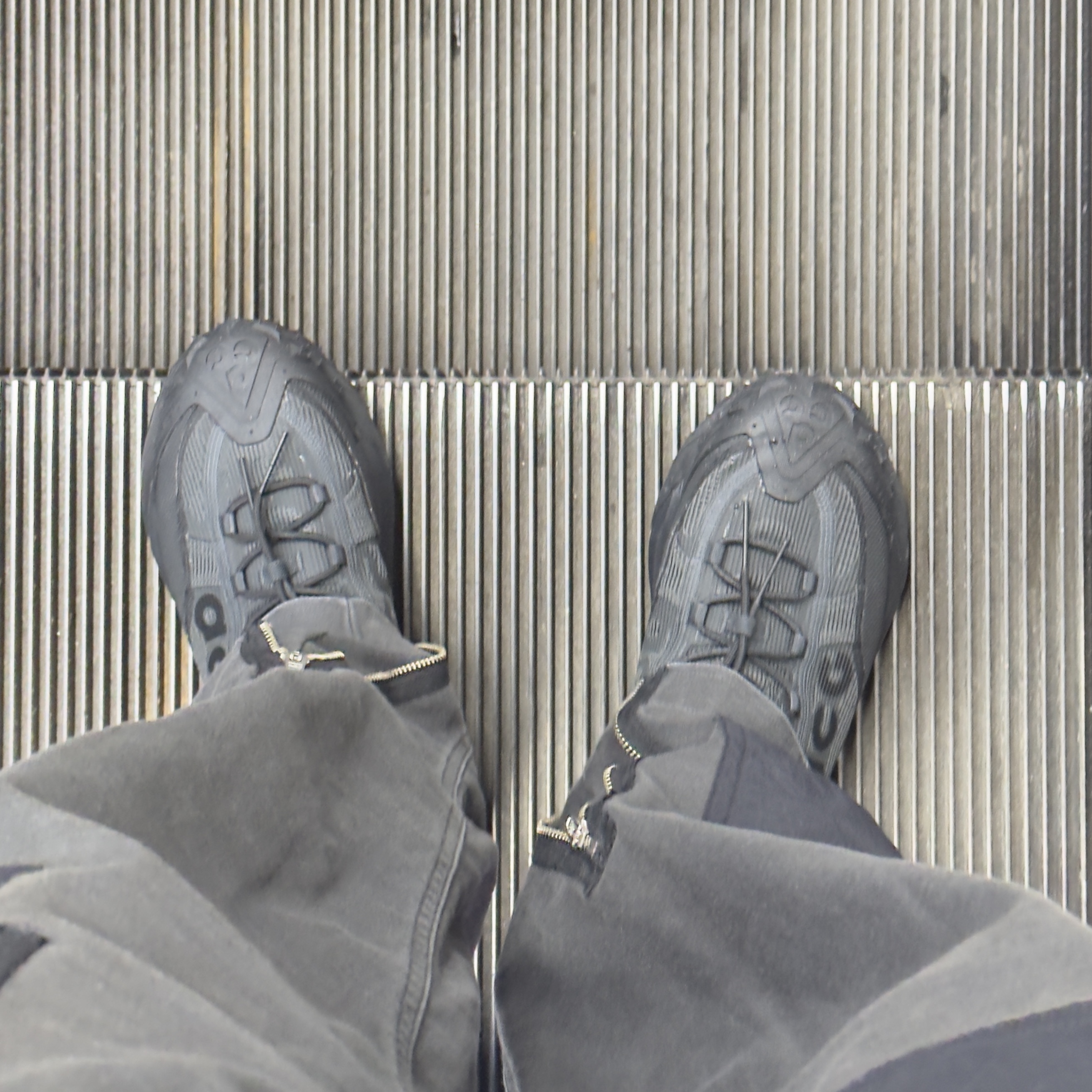 Nike ACG Mountain Fly 2 Low Gore-Tex Black and Dark Smoke Grey 착용 스타일