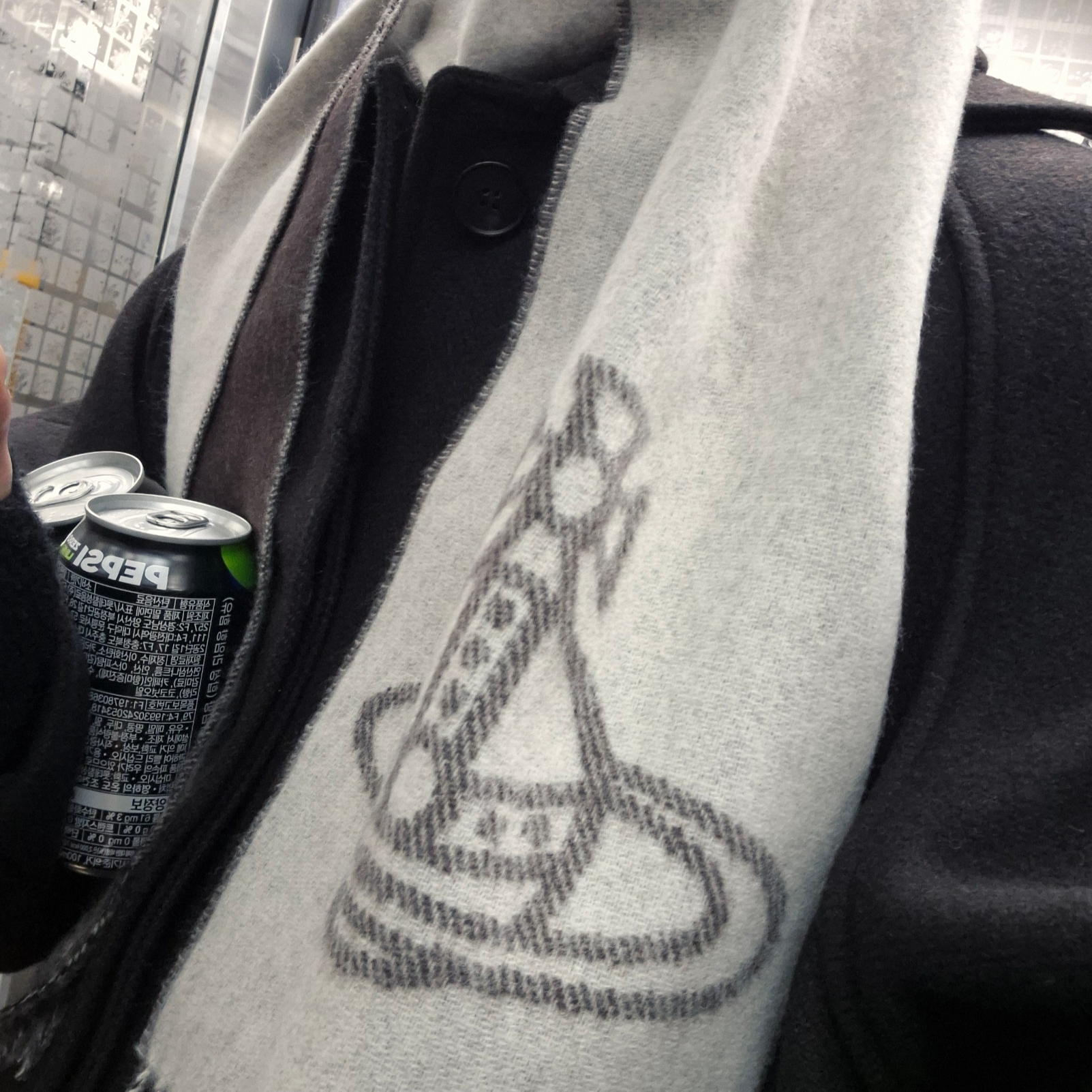 (W) Vivienne Westwood Double Logo Muffler Off White 착용 스타일 - 1