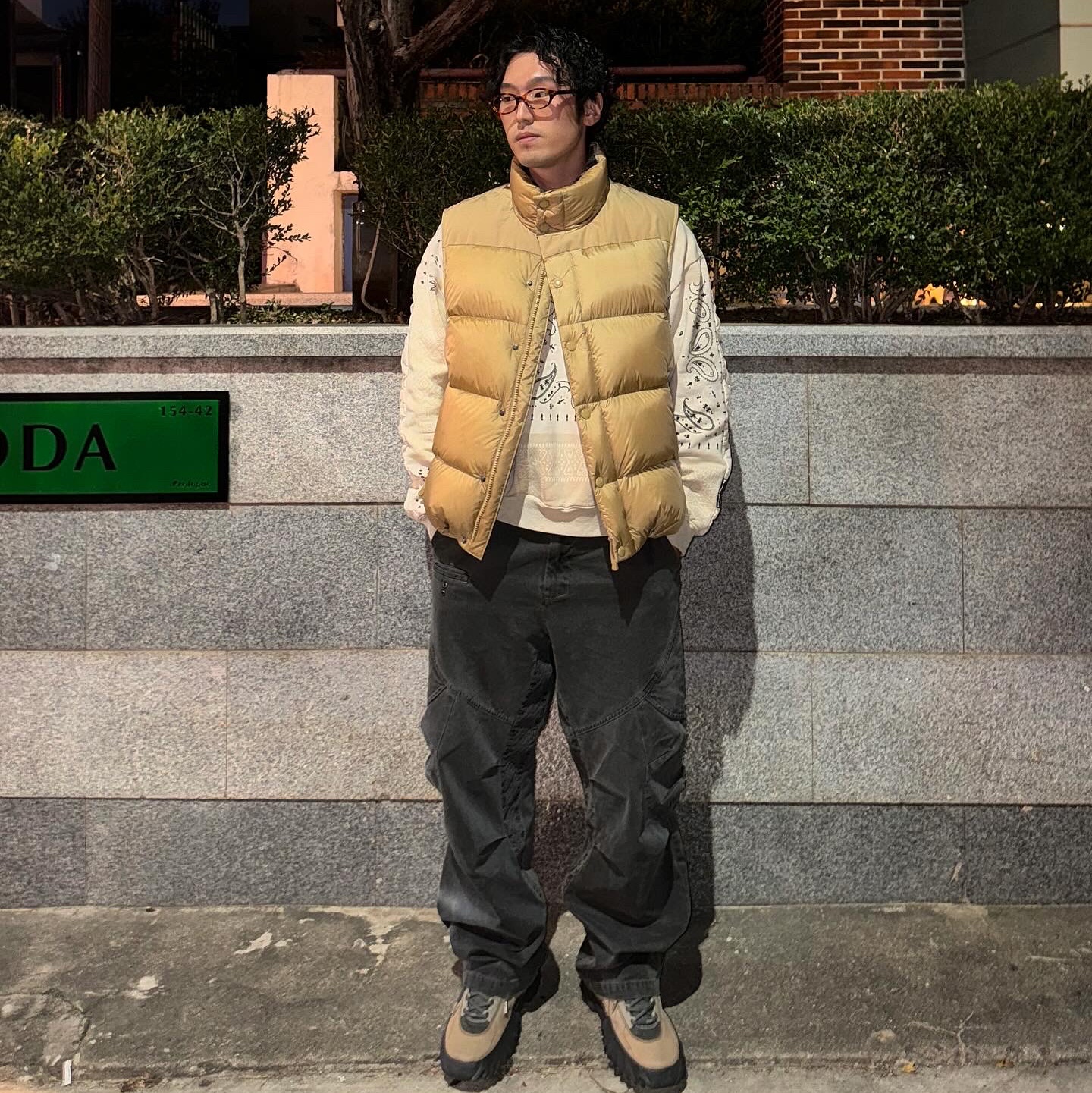 Oakley Factory Team x Brain Dead Chop Saw Mocha, Ignota Core:6 Washed Cargo Pants Dark Beige 착용 스타일 - 1