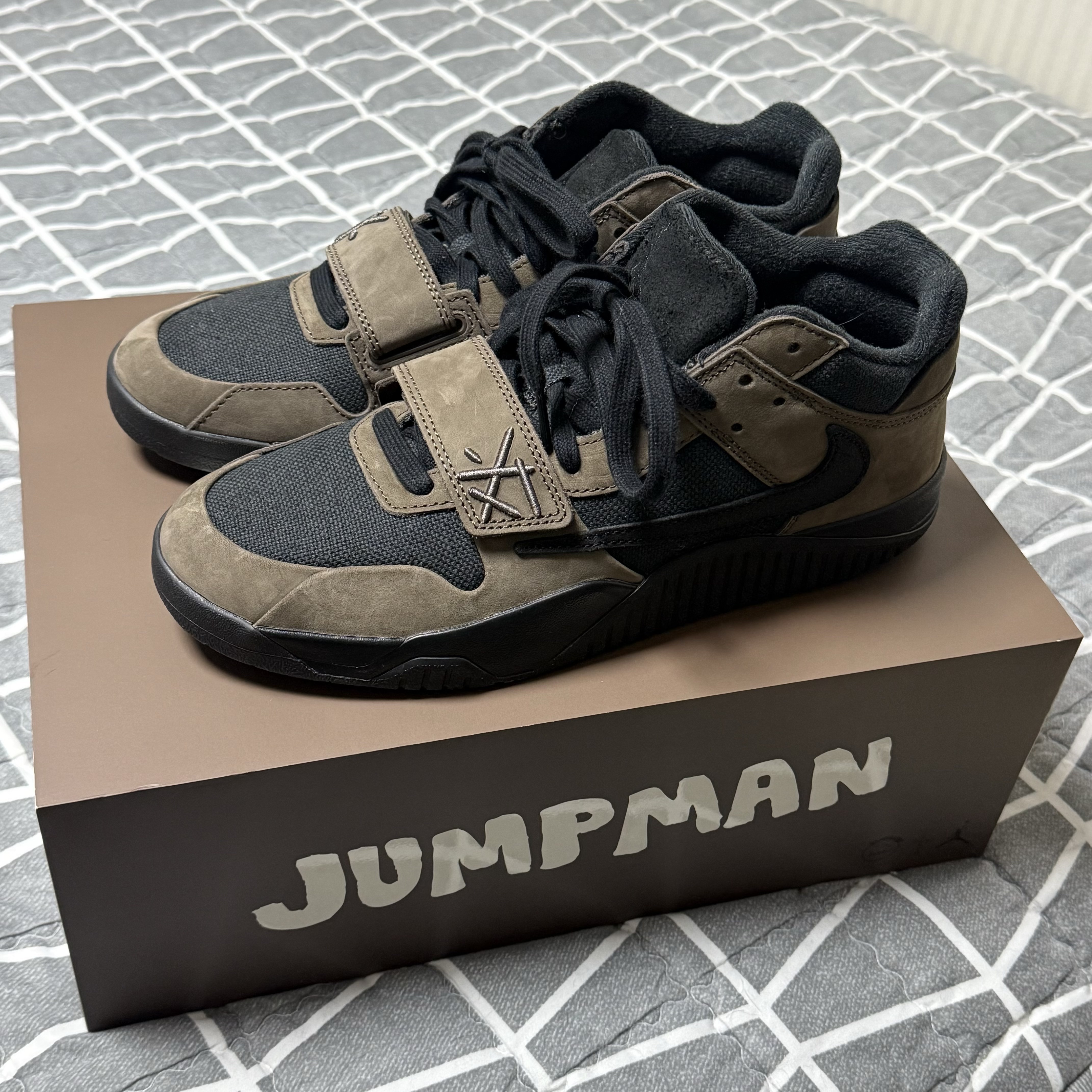 Jordan x Travis Scott Jumpman Jack TR Black and Dark Mocha 착용 스타일 - 1