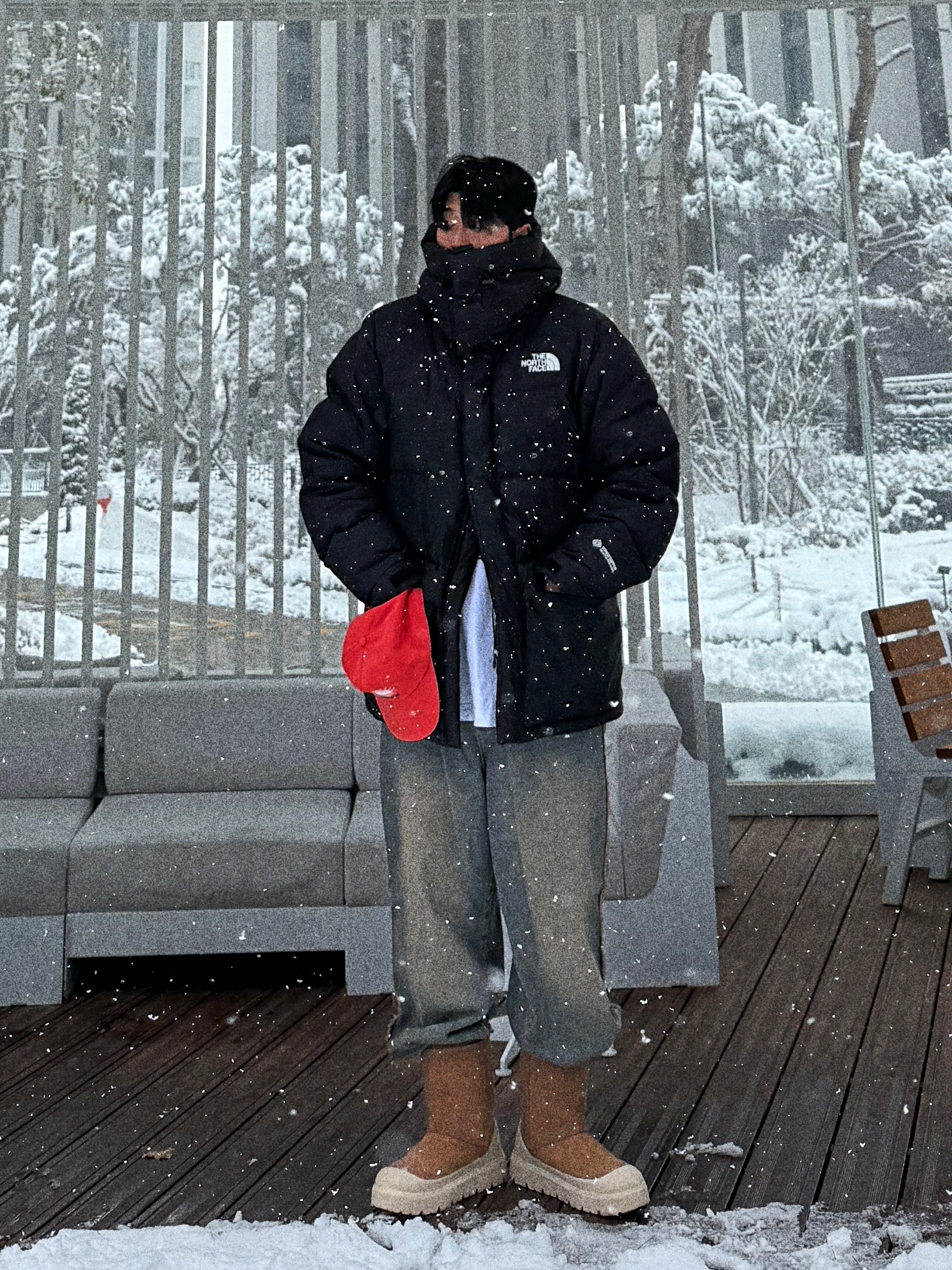 The North Face Him Down Parka Black, UGG Classic Short Weather Hybrid Black Black 착용 스타일 - 1