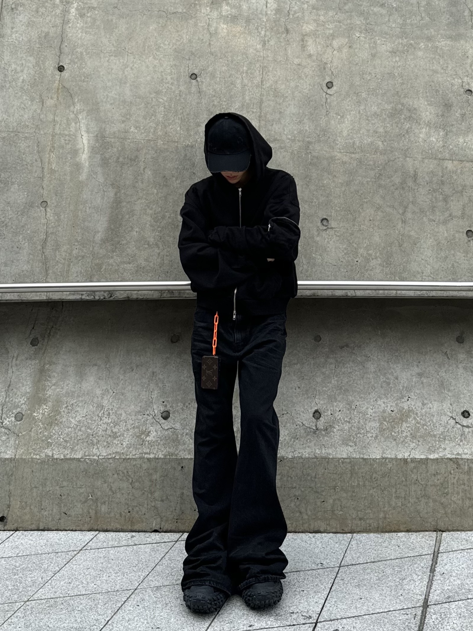 Balenciaga Defender Sneakers Black, OMO 3D Pocket Zip-Up Hoodie Black 착용 스타일 - 1