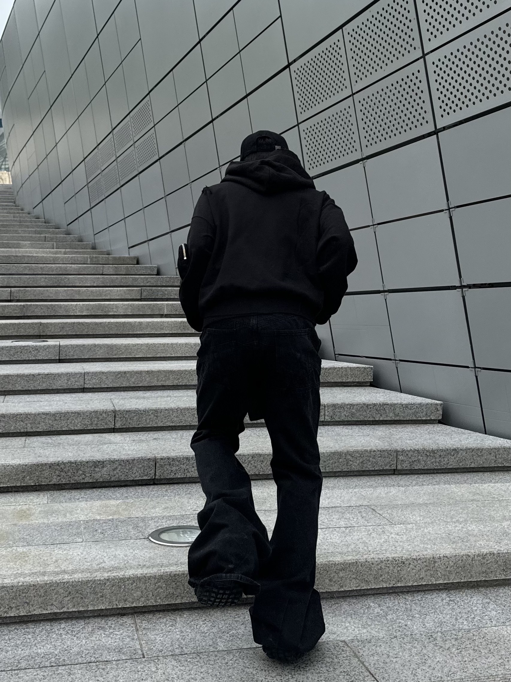 Balenciaga Defender Sneakers Black, OMO 3D Pocket Zip-Up Hoodie Black 착용 스타일 - 2