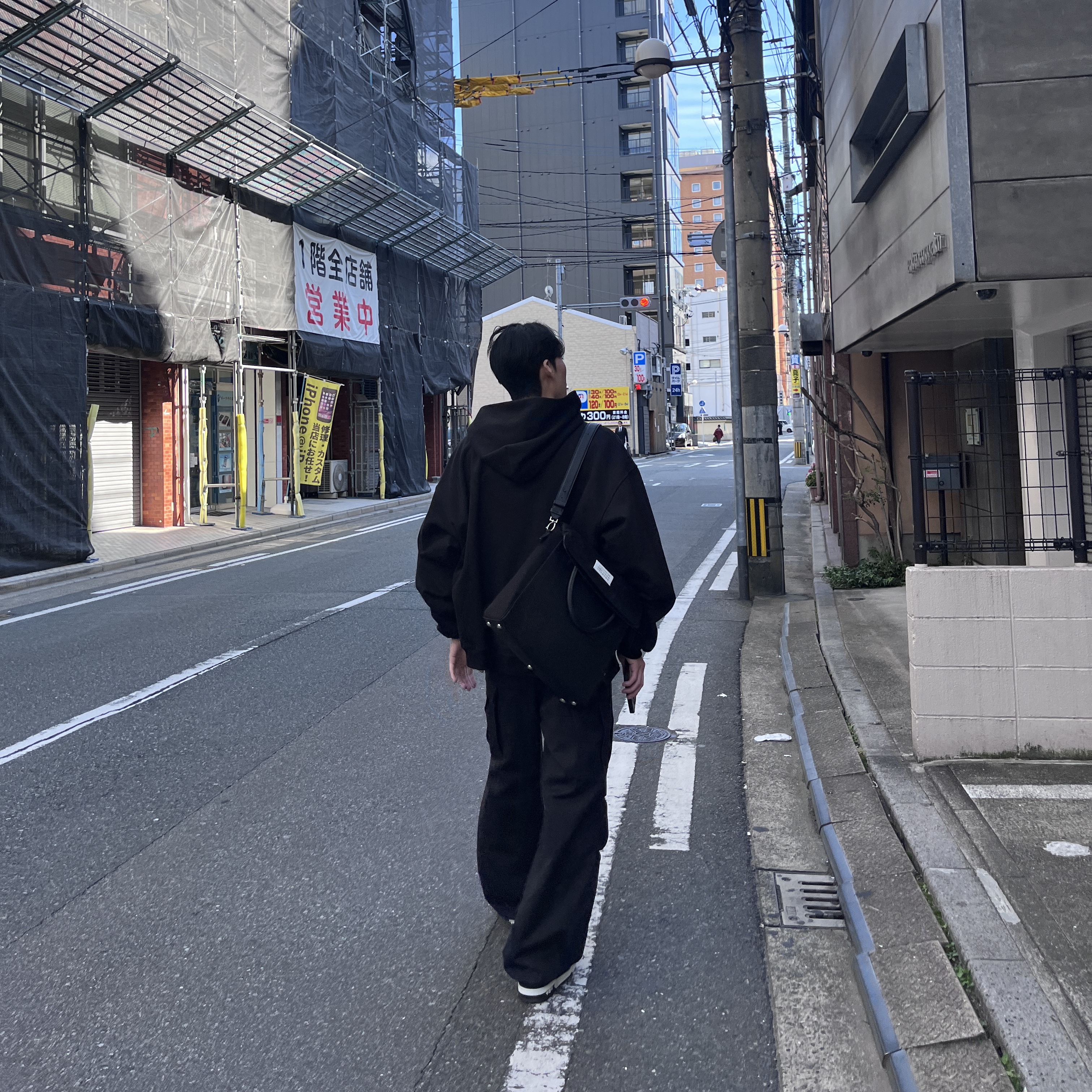 Louis Vuitton LV Trainer Sneakers Monogram Denim Black, Maison Margiela 5AC Backpack Black 착용 스타일