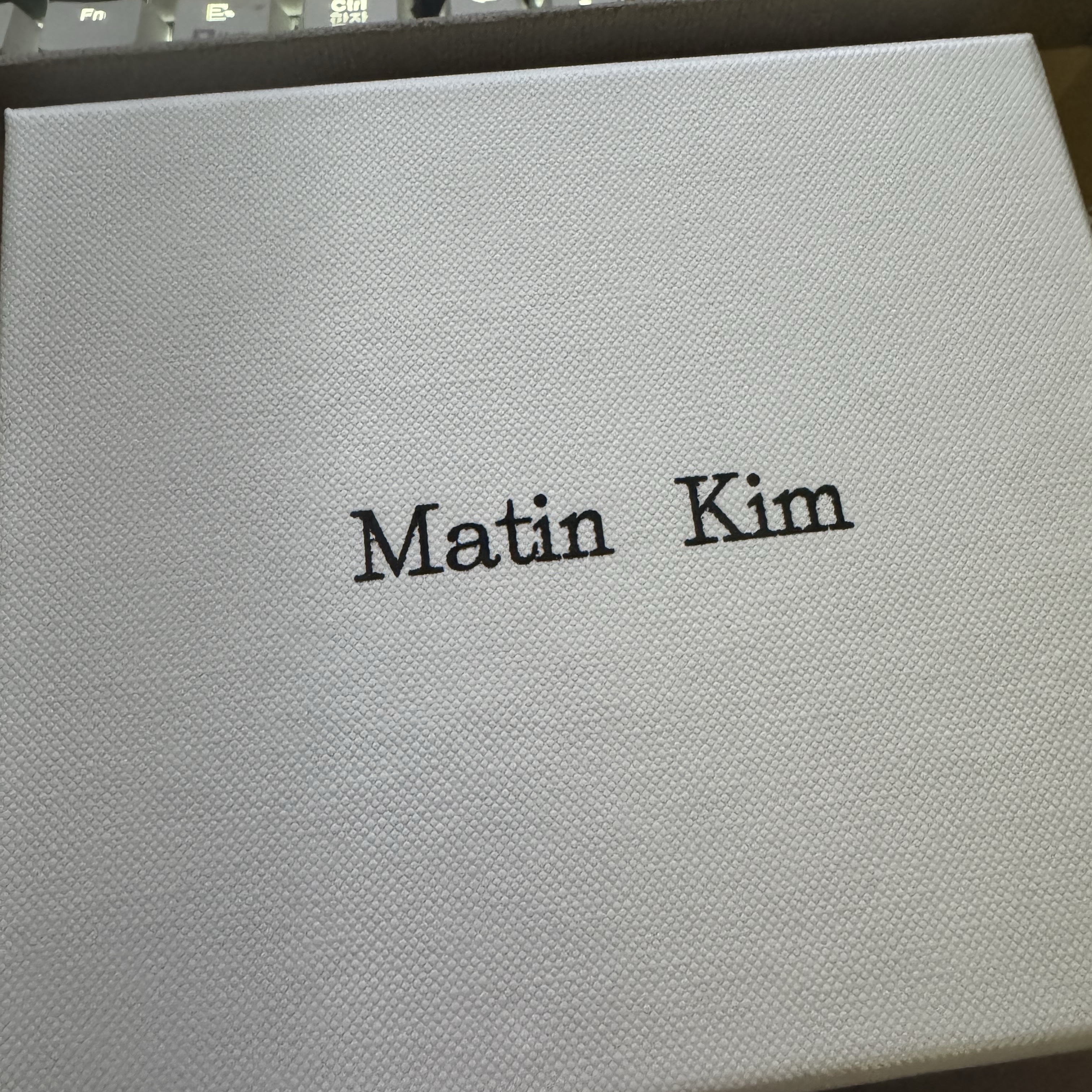 Matin Kim Quilting Accordion Wallet Black 착용 스타일