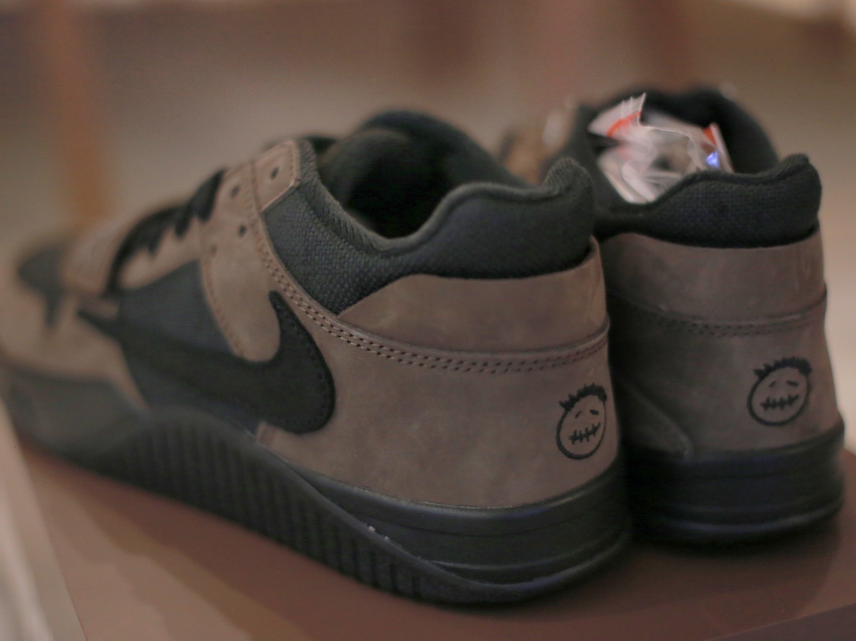 Jordan x Travis Scott Jumpman Jack TR Black and Dark Mocha 착용 스타일 - 3