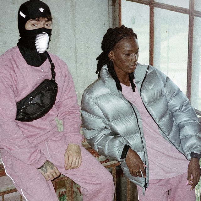 Nike x Drake Nocta Sunset Puffer Jacket Desert Berry Elemental Pink (FN8196-667), Nike x Drake Nocta Sunset Puffer Jacket Mica Green Cyber (FN8196-330) 착용 스타일 - 5