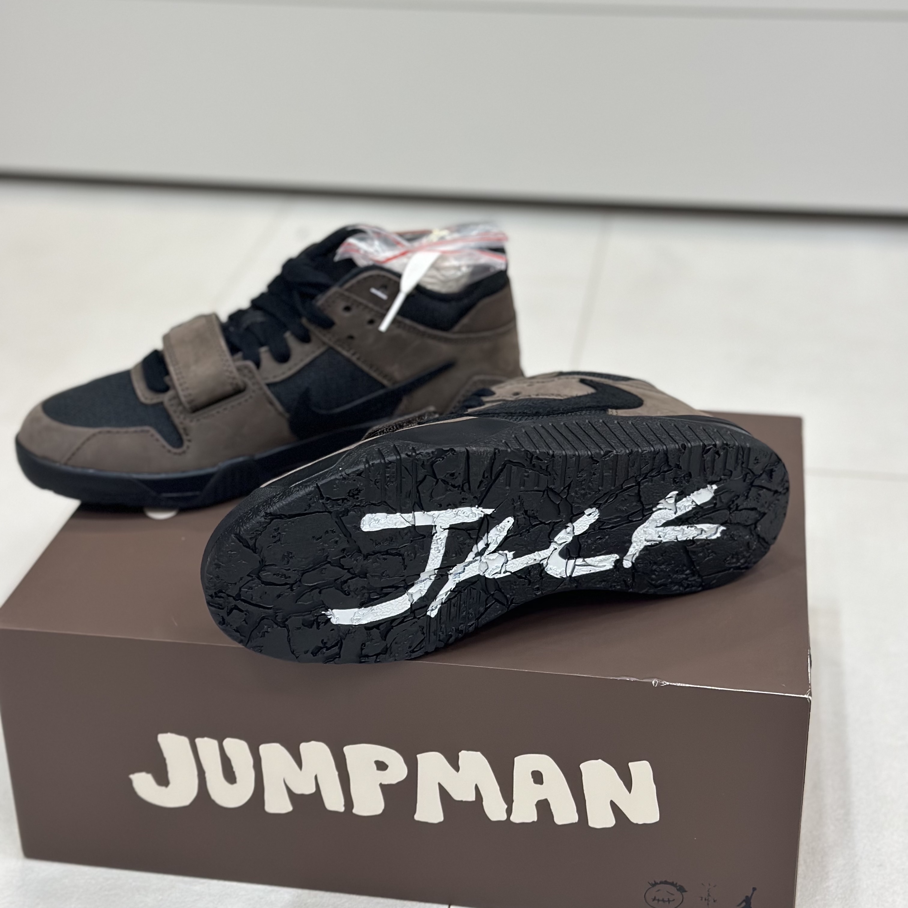Jordan x Travis Scott Jumpman Jack TR Black and Dark Mocha 착용 스타일 - 3