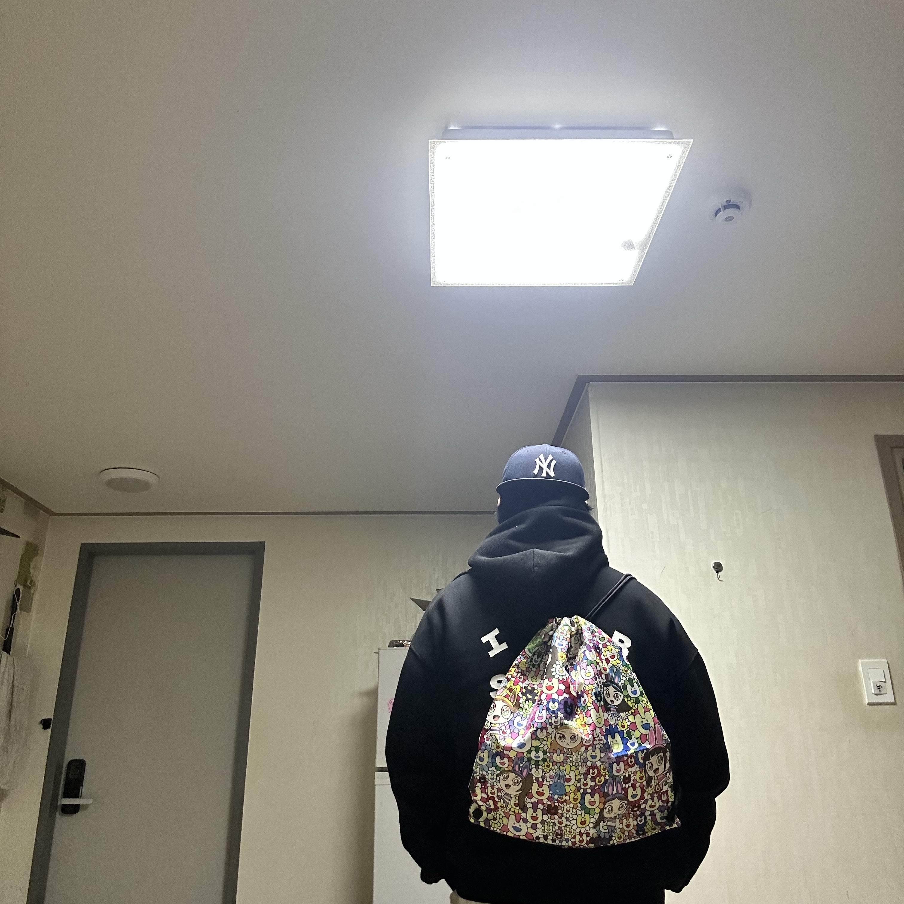 NewJeans Supernatural NJ x Murakami Drawstring Bag Ver., IAB Studio Hoodie Black 착용 스타일 - 3