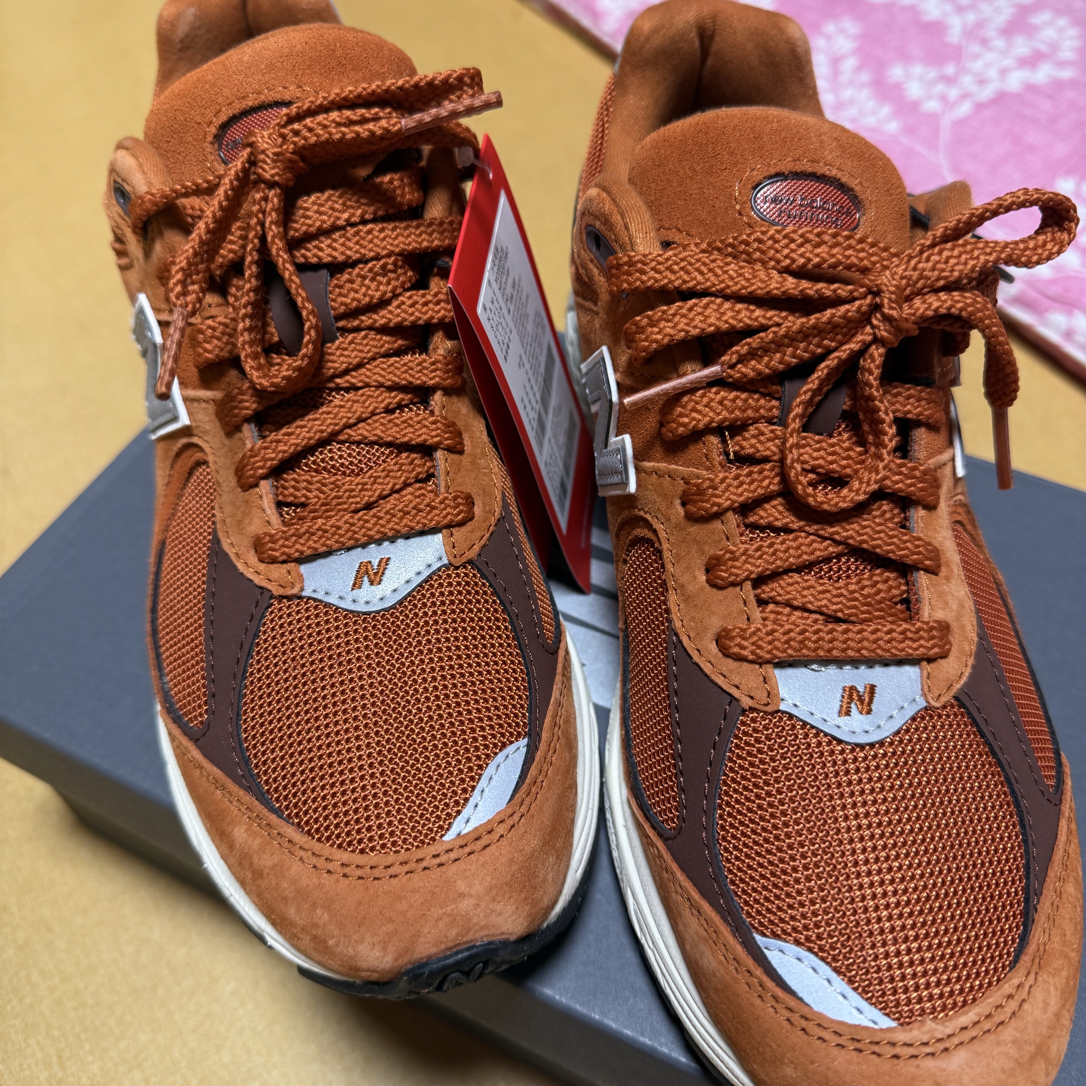 New Balance 2002R Rust Oxide 착용 스타일 - 2