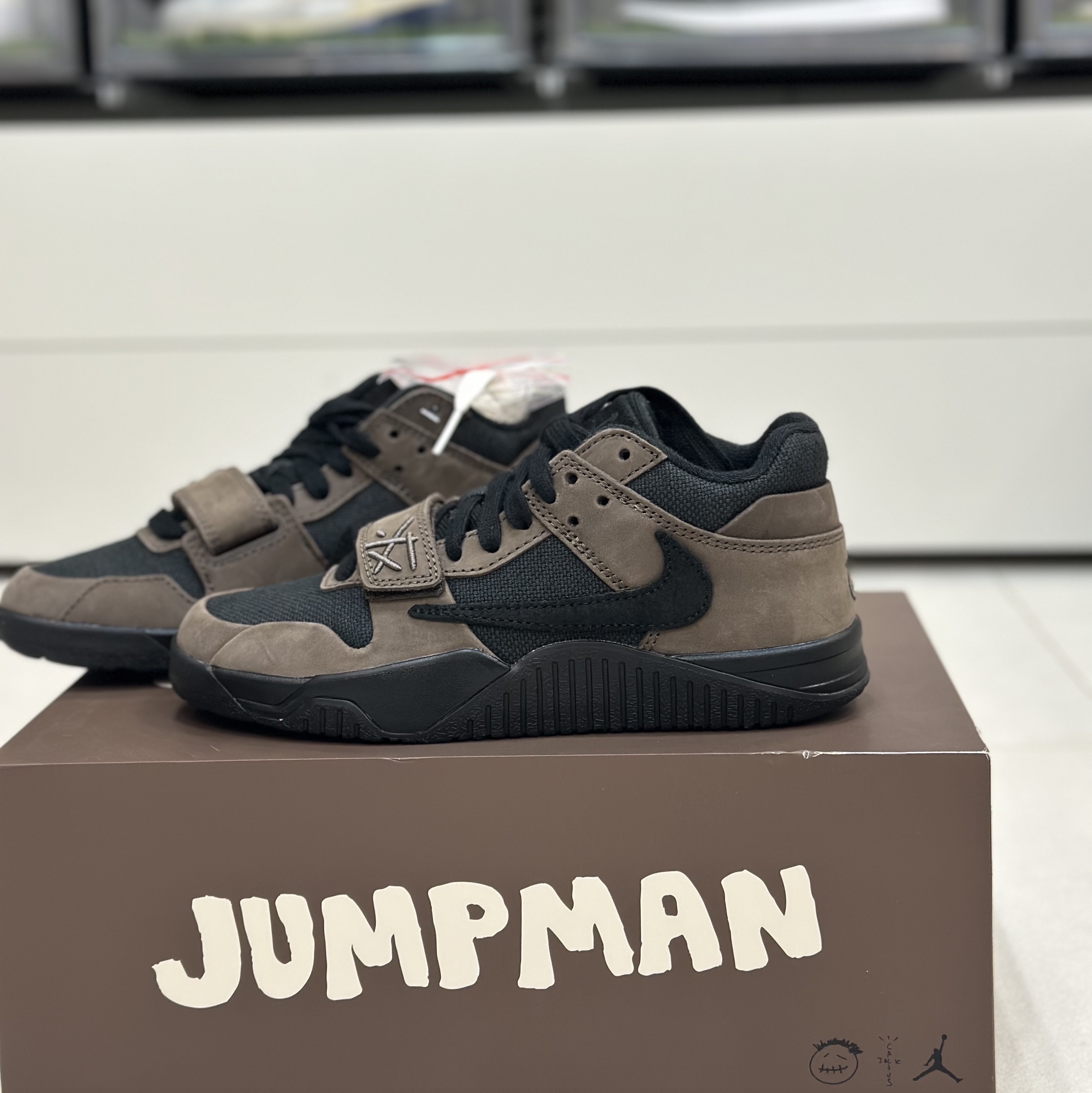 Jordan x Travis Scott Jumpman Jack TR Black and Dark Mocha 착용 스타일 - 1