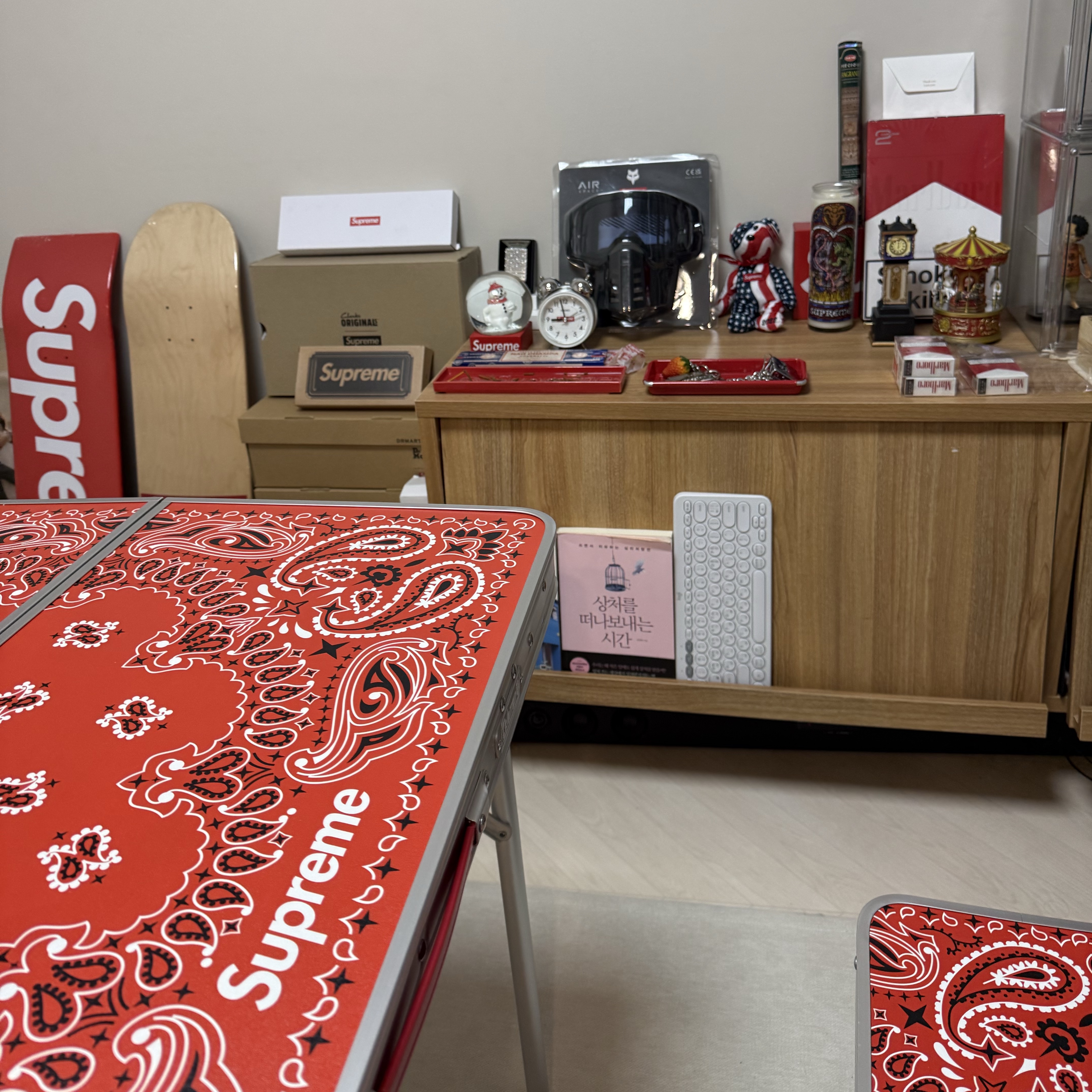 Supreme Routed Box Logo Skateboard Natural - 24SS, Supreme x Seiko Alarm Clock White - 22FW 착용 스타일