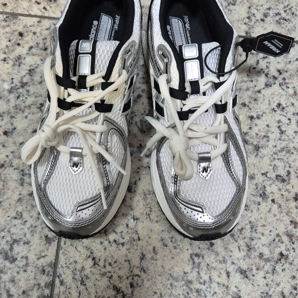 New Balance 1906R Silver Metallic Black 착용 스타일 - 2