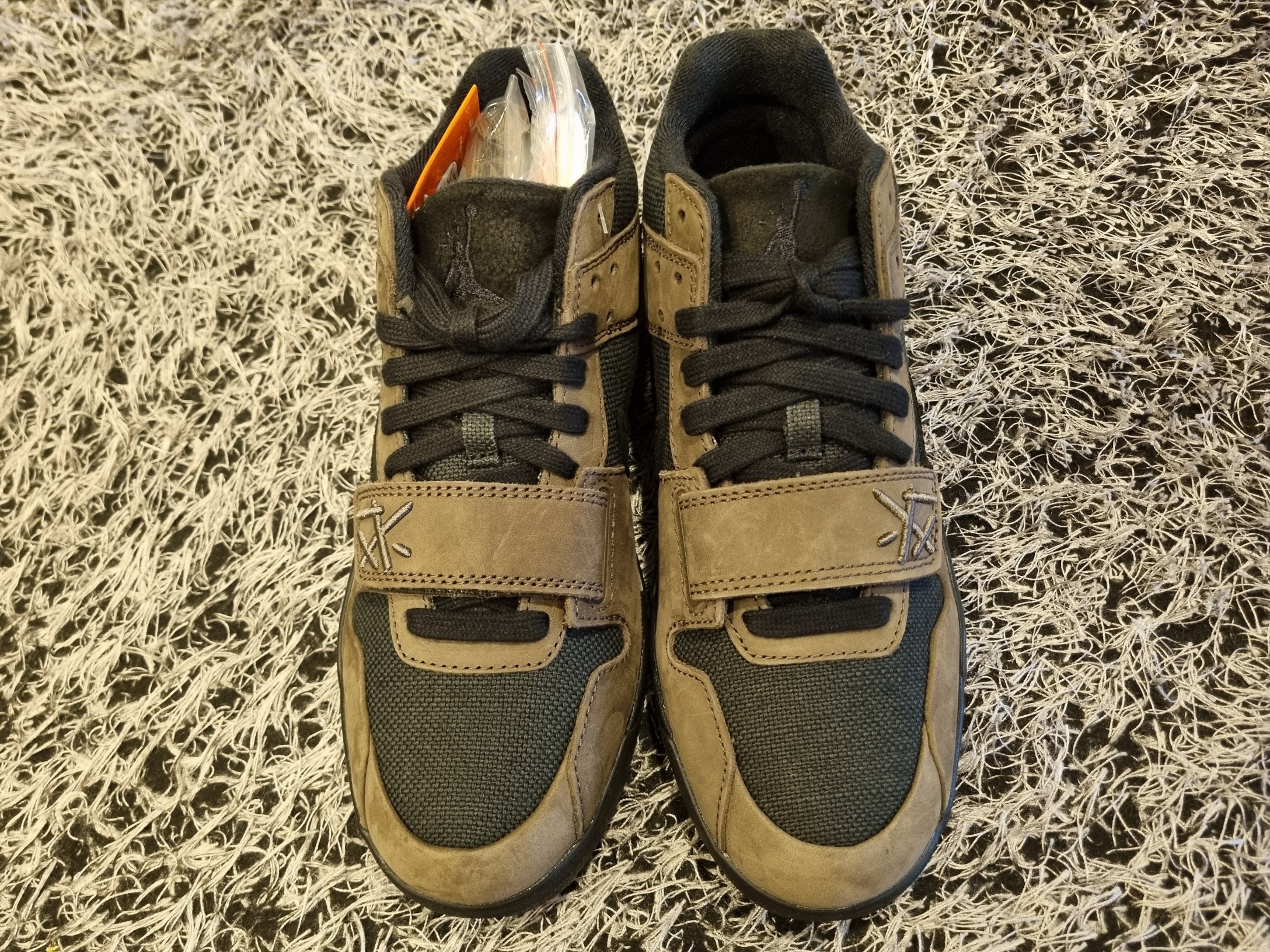 Jordan x Travis Scott Jumpman Jack TR Black and Dark Mocha 착용 스타일 - 4