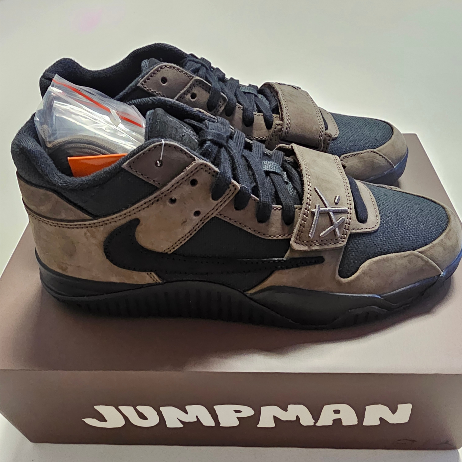Jordan x Travis Scott Jumpman Jack TR Black and Dark Mocha 착용 스타일