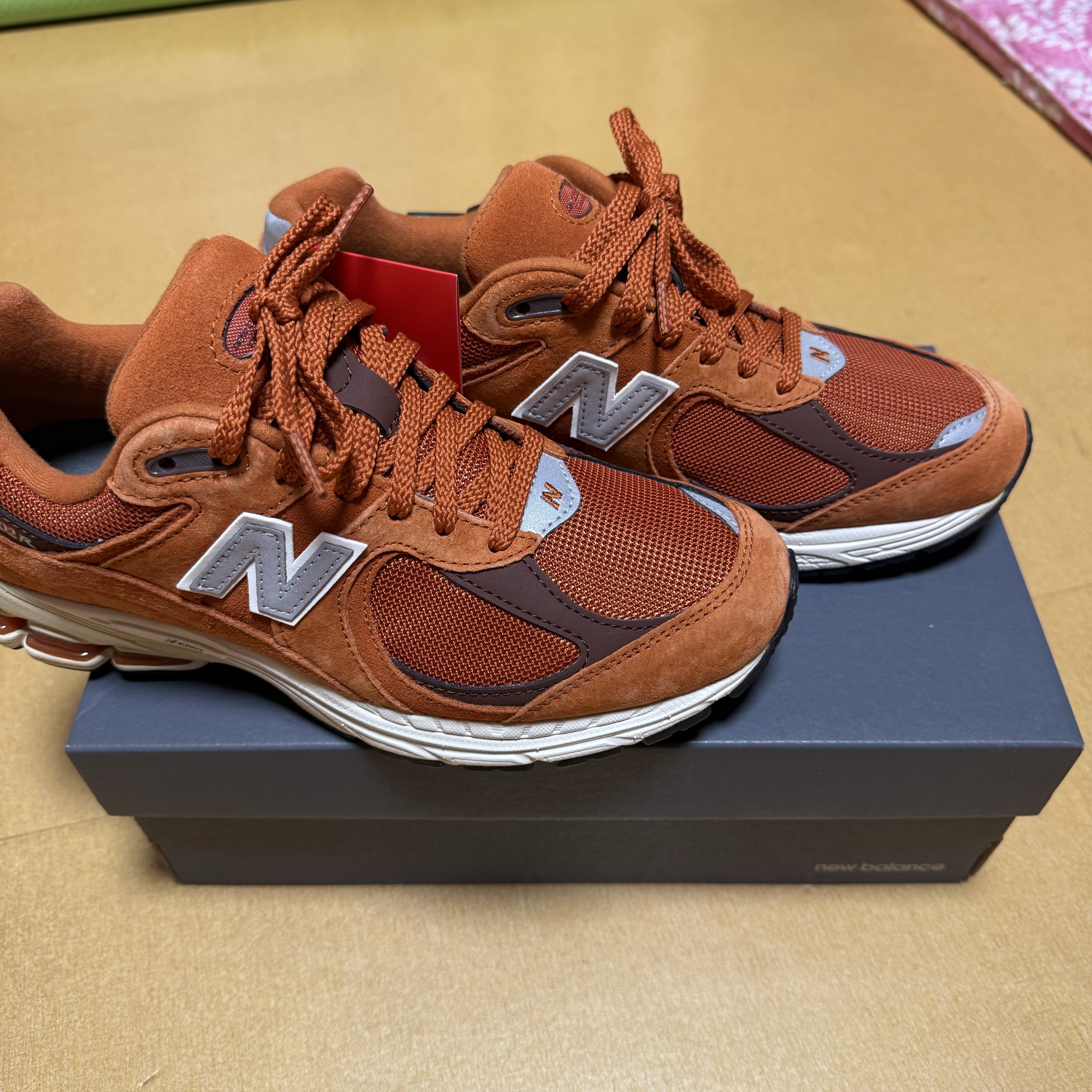 New Balance 2002R Rust Oxide 착용 스타일 - 1