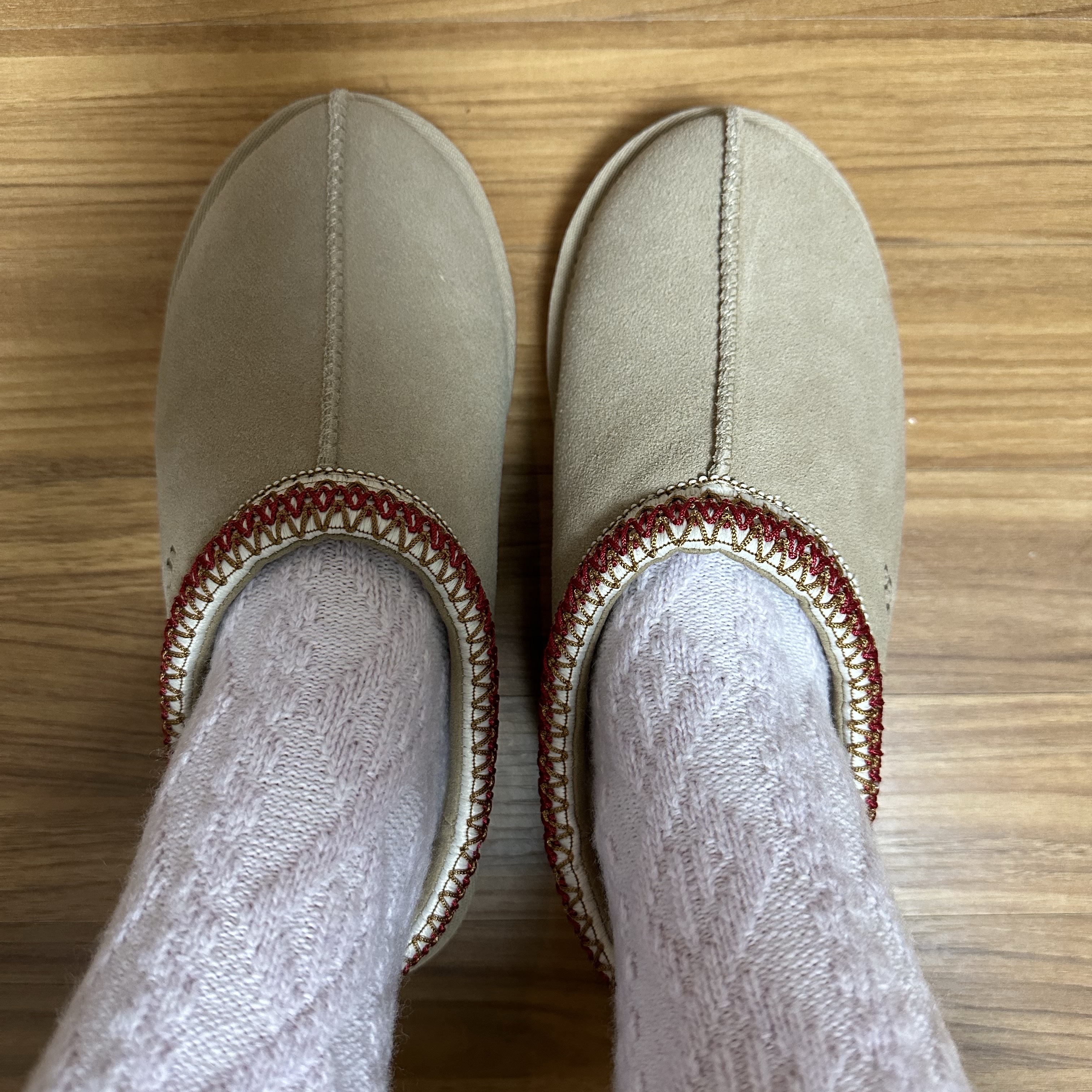 (W) UGG Tasman Slipper Sand Dark Cherry 착용 스타일 - 1