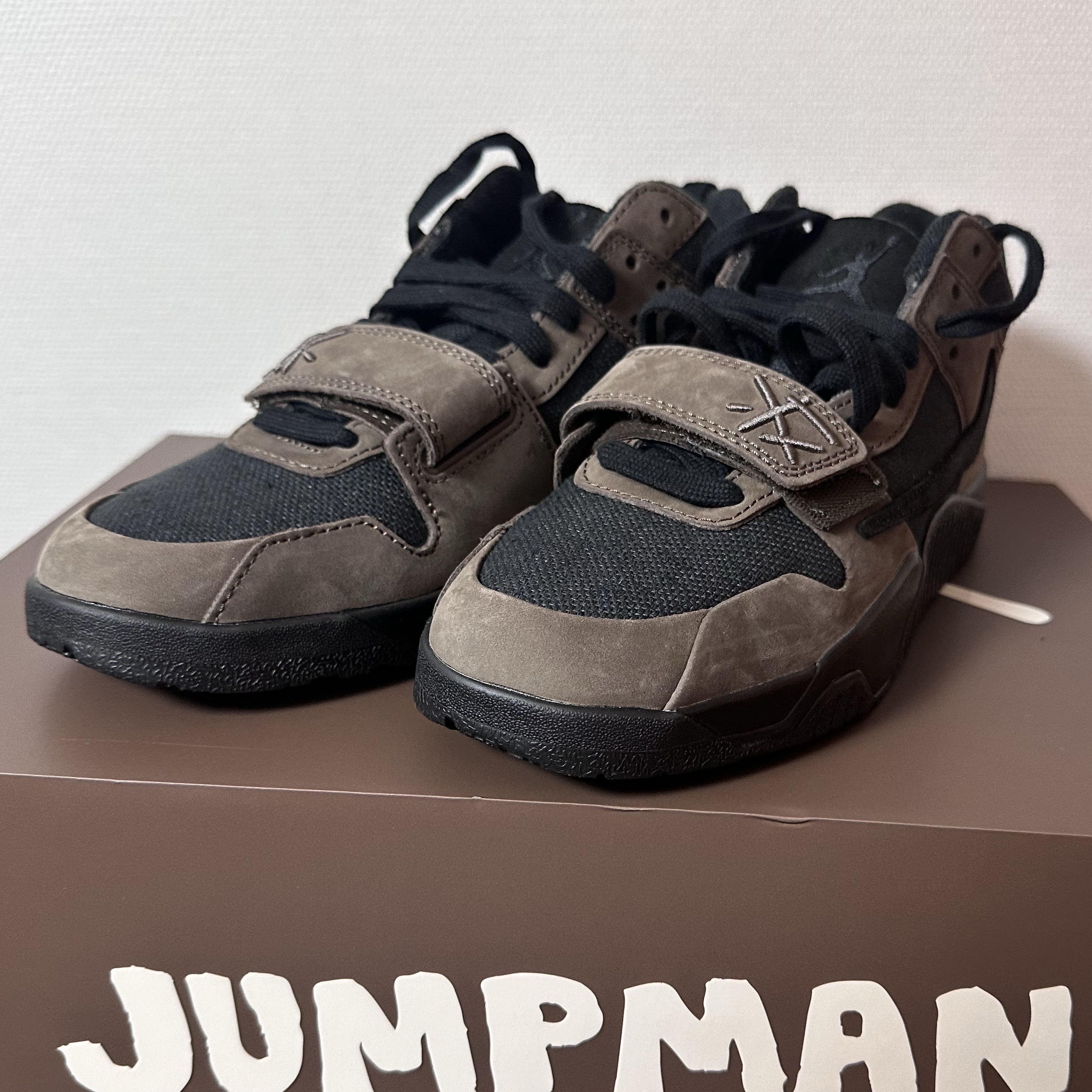 Jordan x Travis Scott Jumpman Jack TR Black and Dark Mocha 착용 스타일 - 3