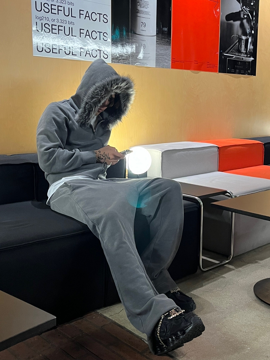 [KREAM 단독 / 프리오더] FENGSHUI Small Logo Fur Hood Zip-Up Jacket Charcoal, [KREAM 단독 / 프리오더] FENGSHUI Small Logo OG Wide Flare Sweatpants Charcoal 착용 스타일