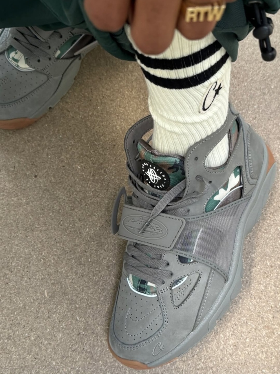 Nike x Corteiz Air Trainer Huarache Flat Pewter Gum Medium 착용 스타일