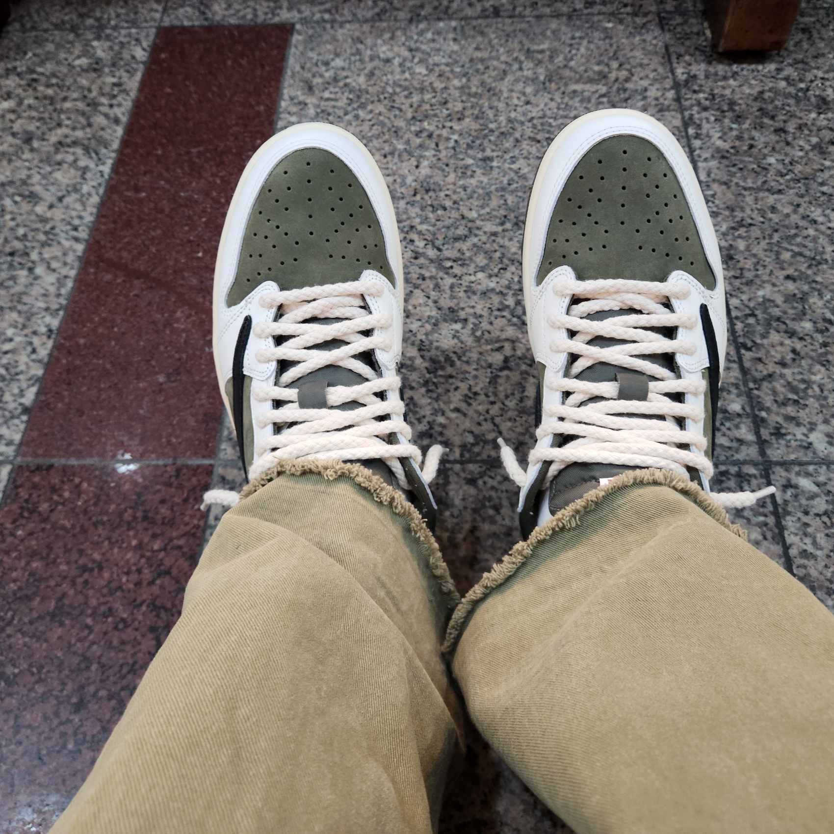 Jordan 1 x Travis Scott Retro Low OG SP Reverse Olive 착용 스타일 - 6