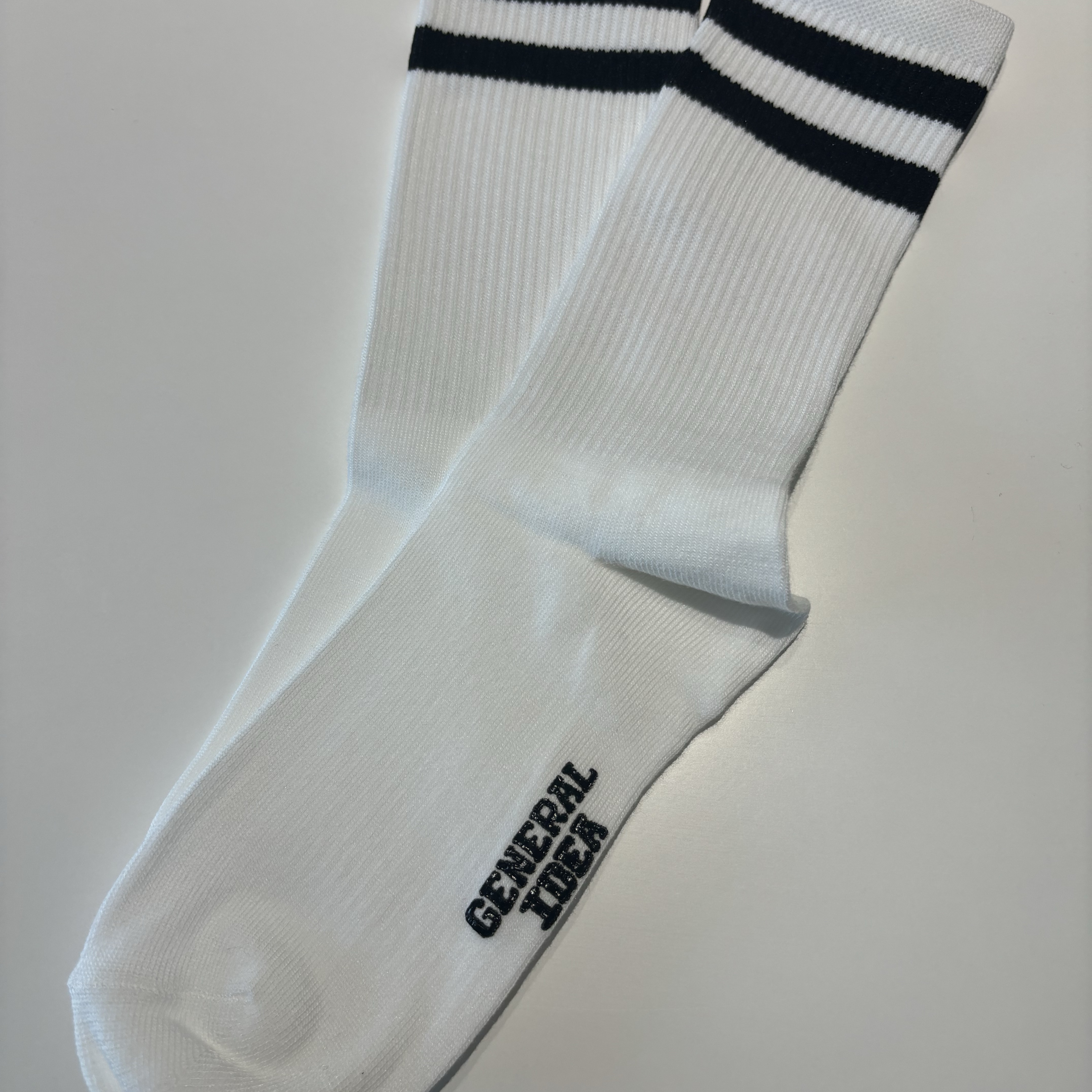 General Idea Unisex Board Crew Socks White 착용 스타일 - 1